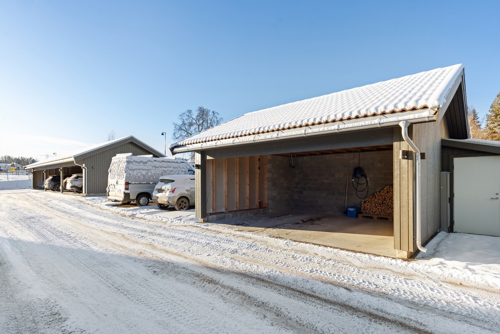 Carport med elbillader - praktisk og fremtidsrettet løsning. Høyre del medfølger handelen. Galleribilde