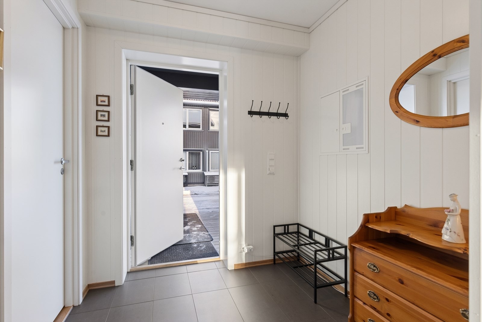 Velkommen inn i en lys entré med god plass til garderobemøbler og slitesterkt flisgulv. Galleribilde