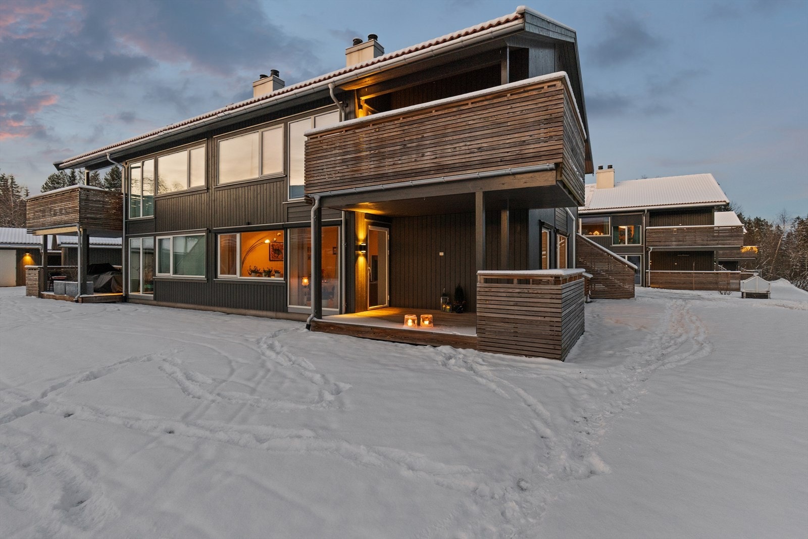 Solrik terrasse mot sør og øst med utsikt i retning vakre Fiskumvannet - perfekt for rolige stunder. Galleribilde