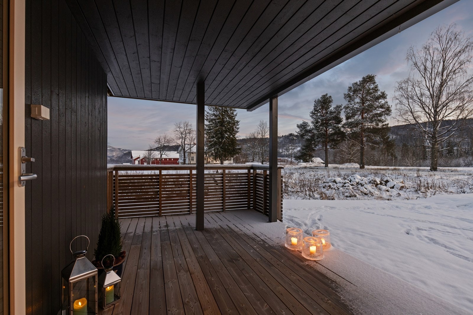 Solrik terrasse med utsikt mot vakre omgivelser. Galleribilde
