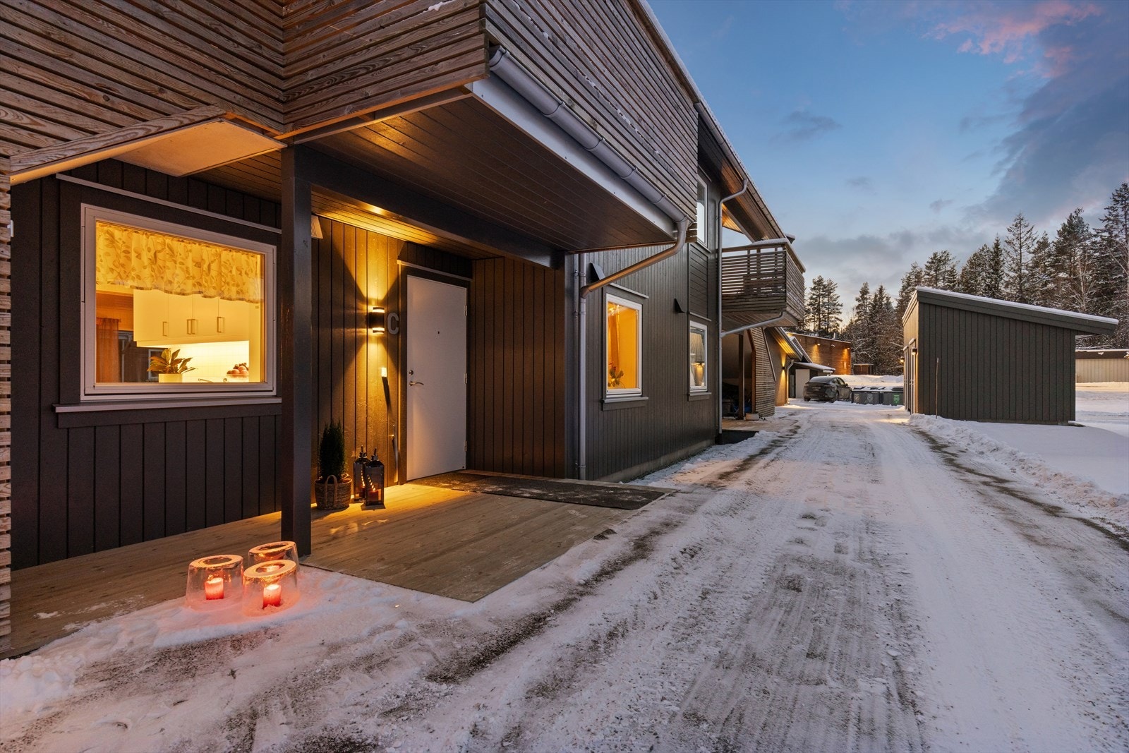 Trappefri adkomst, carport med elbillader og sportsbod gir en praktisk hverdag. Galleribilde