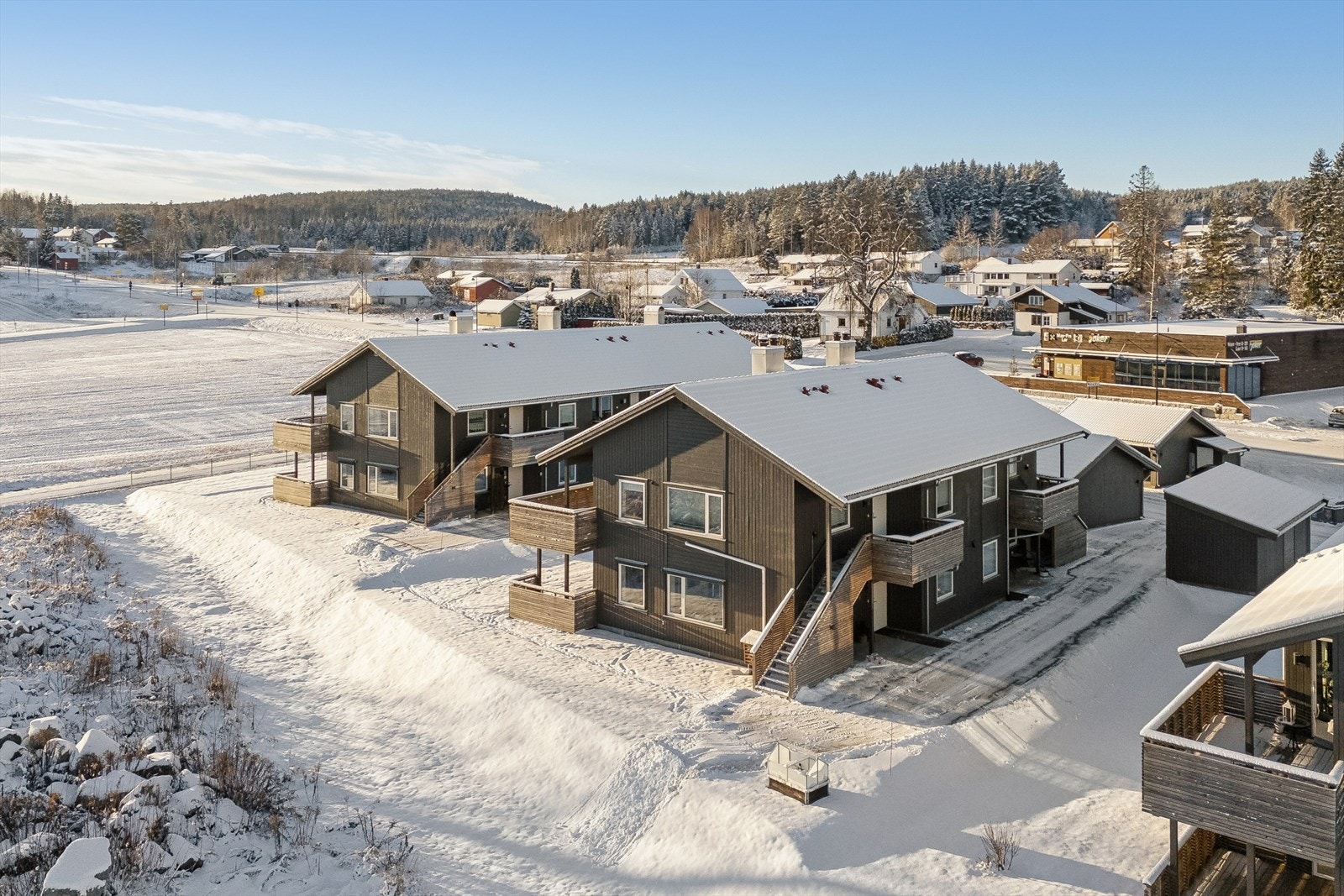 Gode transportmuligheter med Darbu stasjon og enkel adkomst til E134. Galleribilde