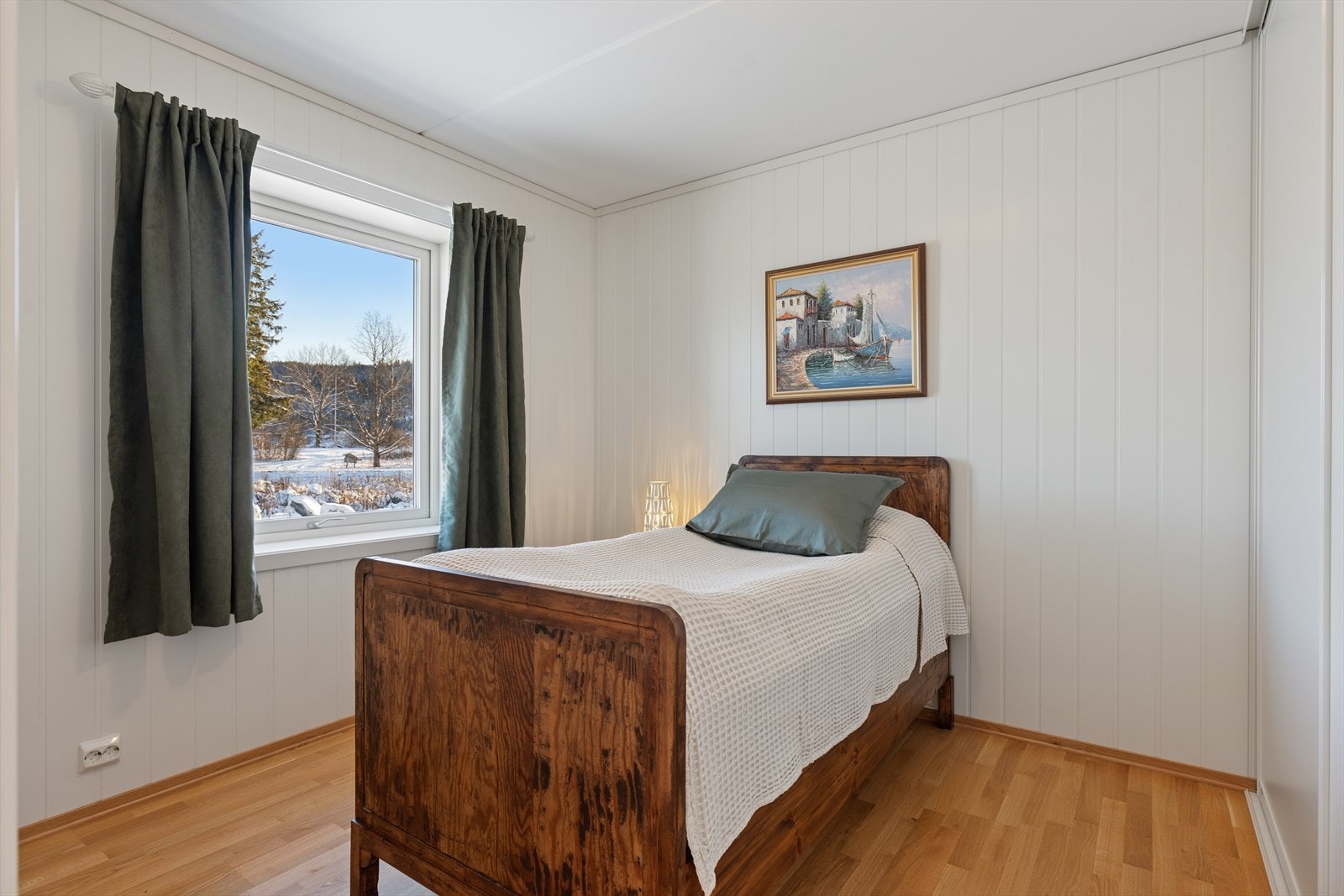 Romslig hovedsoverom med medfølgende skyvedørsgarderobe. Galleribilde