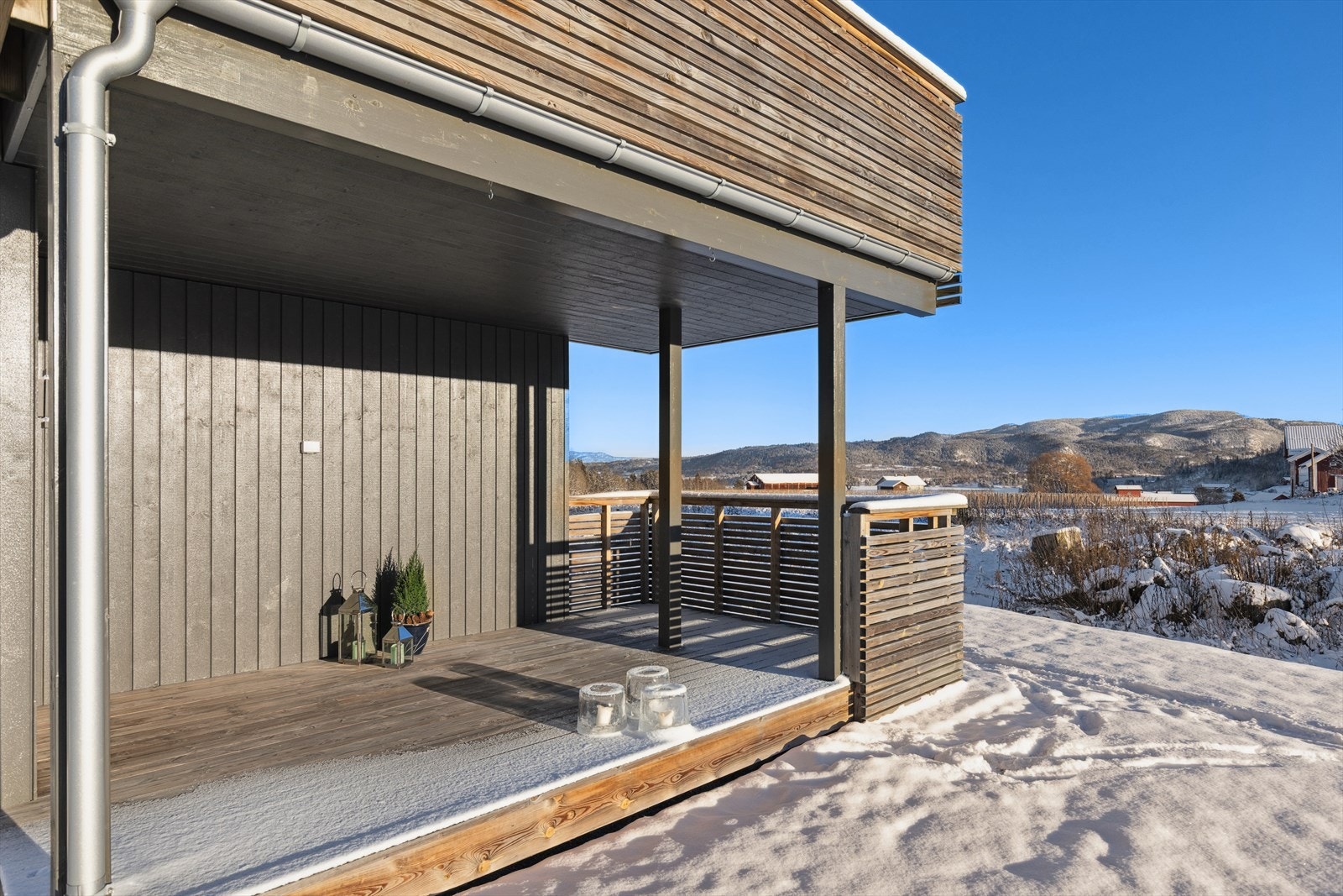 Terrasse med overbygg, praktisk for varme og regnfulle dager. Galleribilde