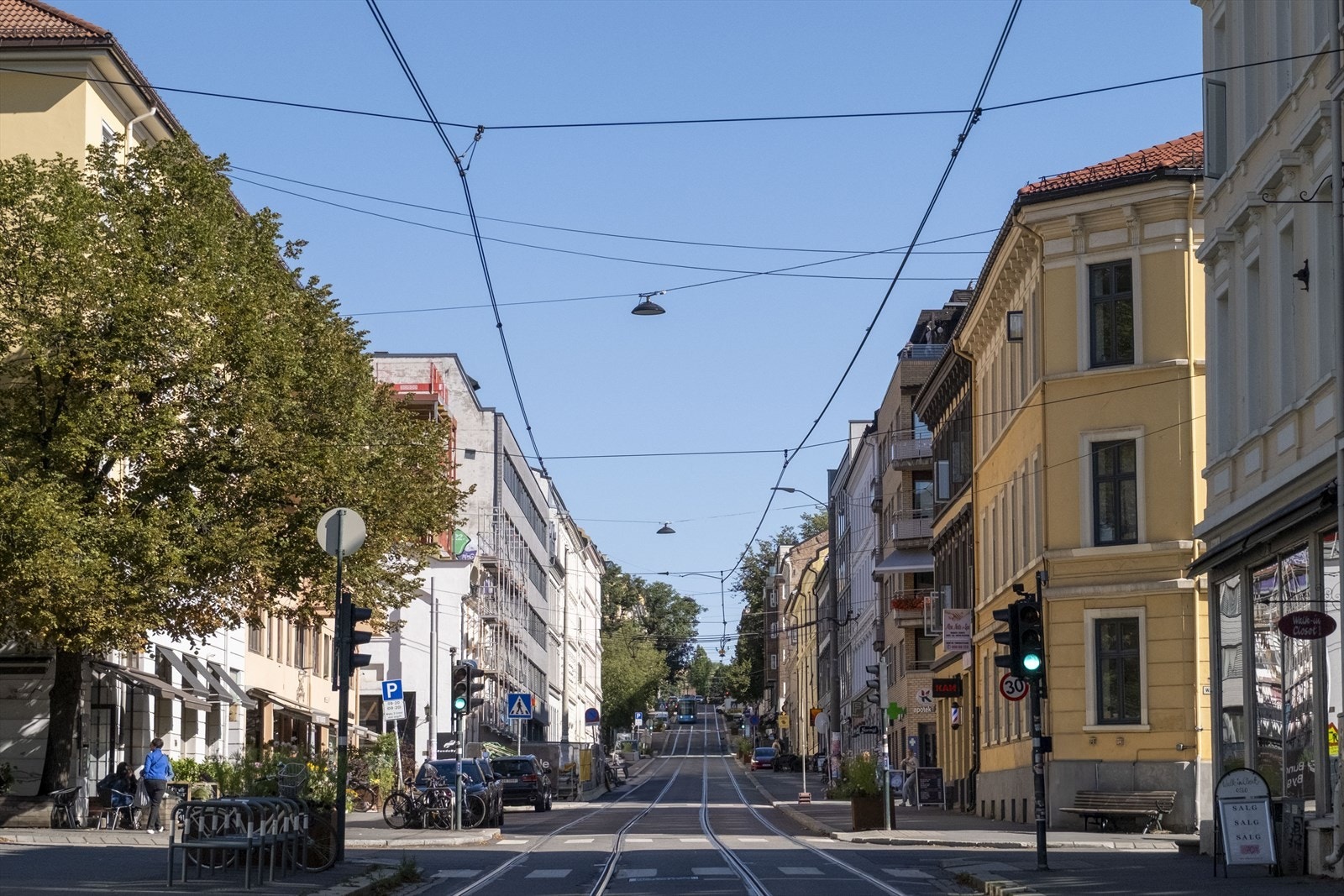 Her finner du både blåtrikken med trikkelinjene 17 og 18, samt 21-bussen. Flere holdeplasser innen rekkevidde med bl.a. rutene 20-, 28- og 37-bussen. Samtlige med hyppige avganger. Fra Majorstuen går t-banen til de aller fleste av byens hjørner. Galleribilde