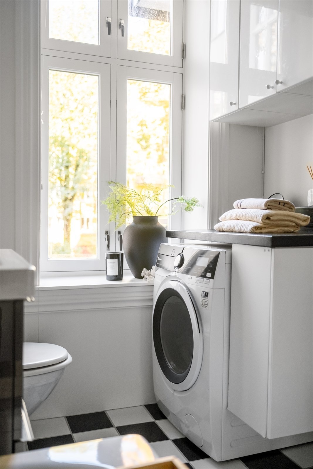 Her er det også godt med skapplass og opplegg for vaskemaskin. Stort vindu sørger for rikelig med naturlig lys. Galleribilde