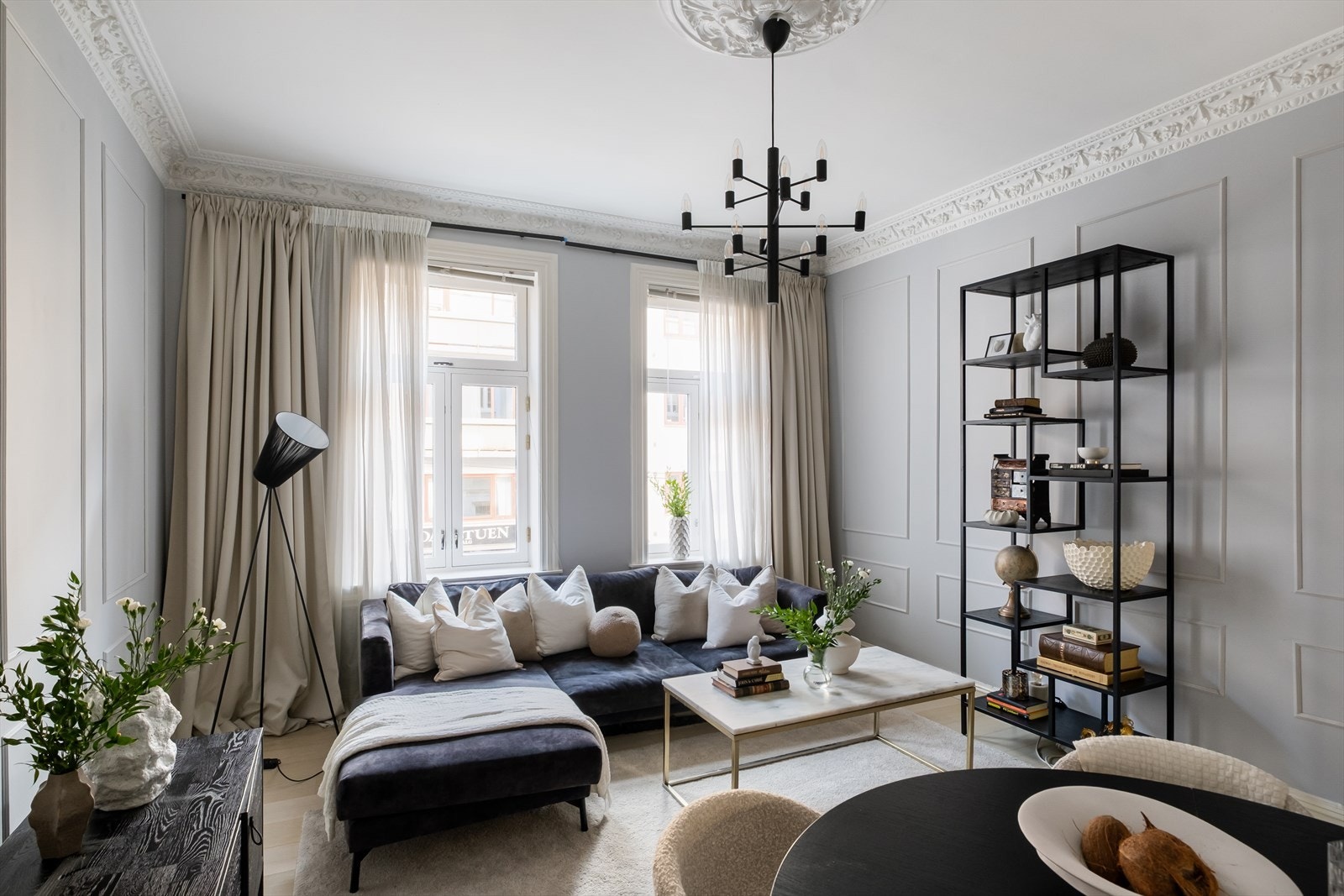 Gjennomgående og delikat er noen ord som beskriver denne lekre leiligheten beliggende i byggets i 2.etg. Galleribilde