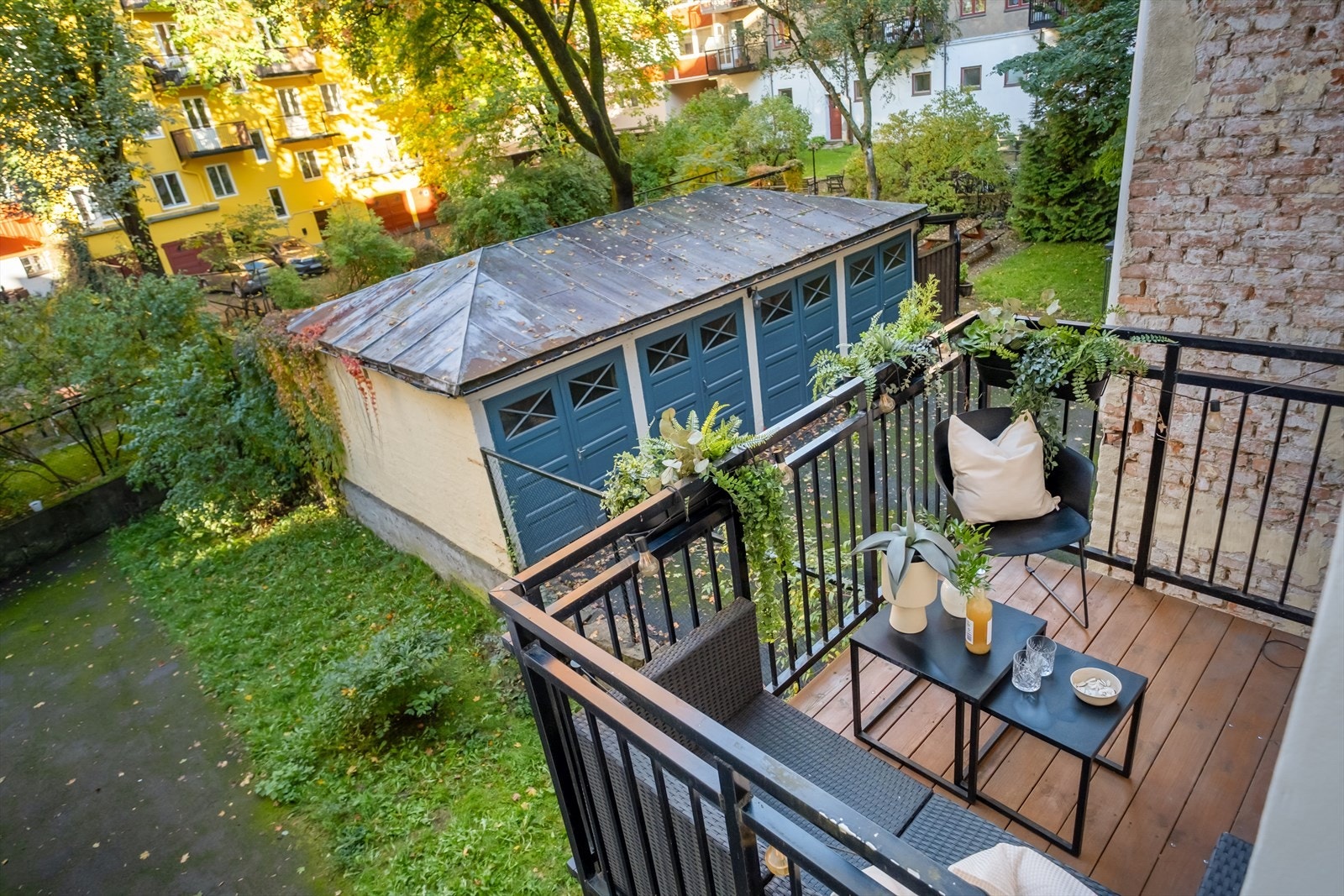 Selger opplyser om at det er sol direkte på balkongen fra ca 17-17:30 og til 18:30-19 på sommeren. Galleribilde