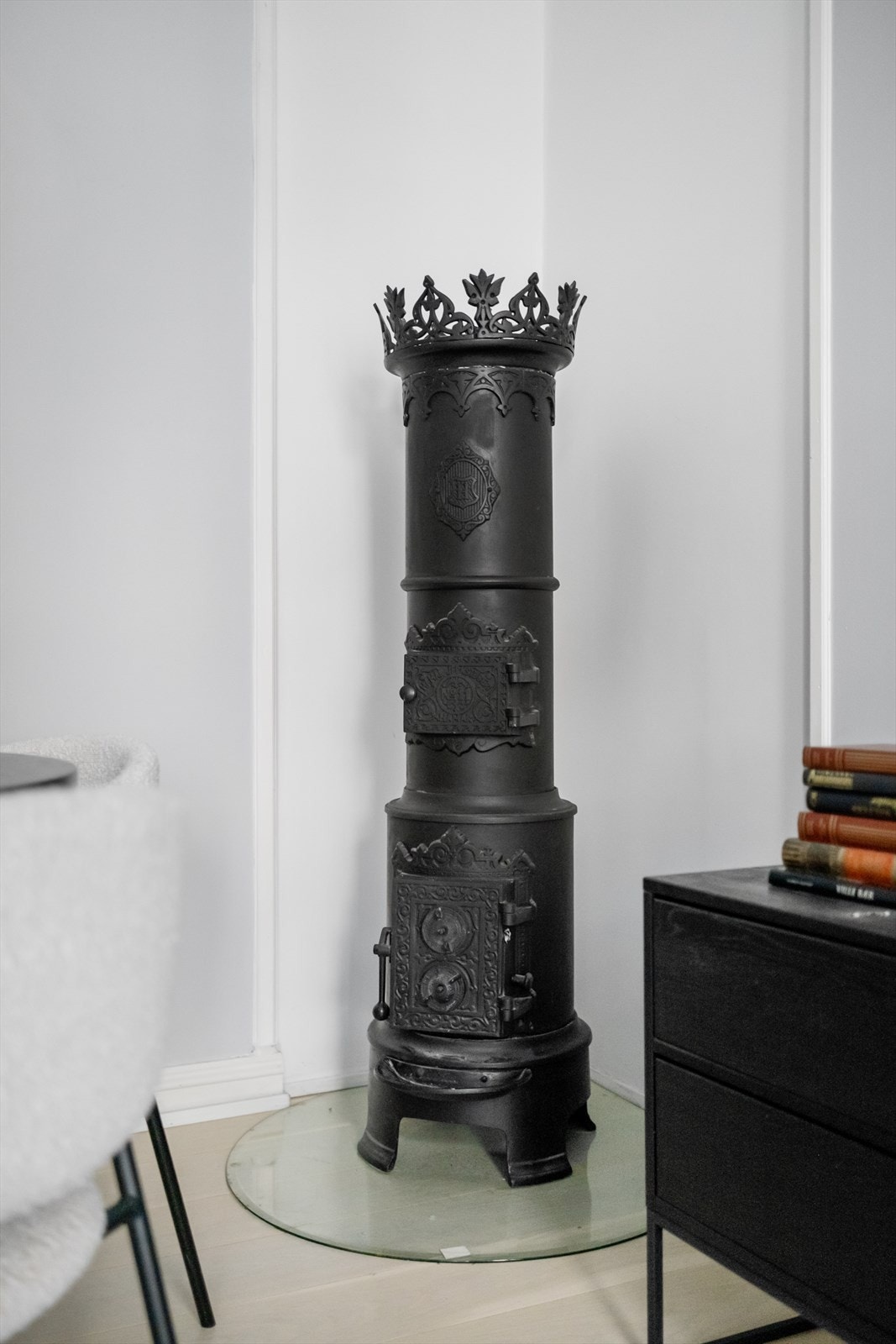 Det er også ildtsted i stuen som varmer godt på kalde høst- og vinterkvelder. Galleribilde