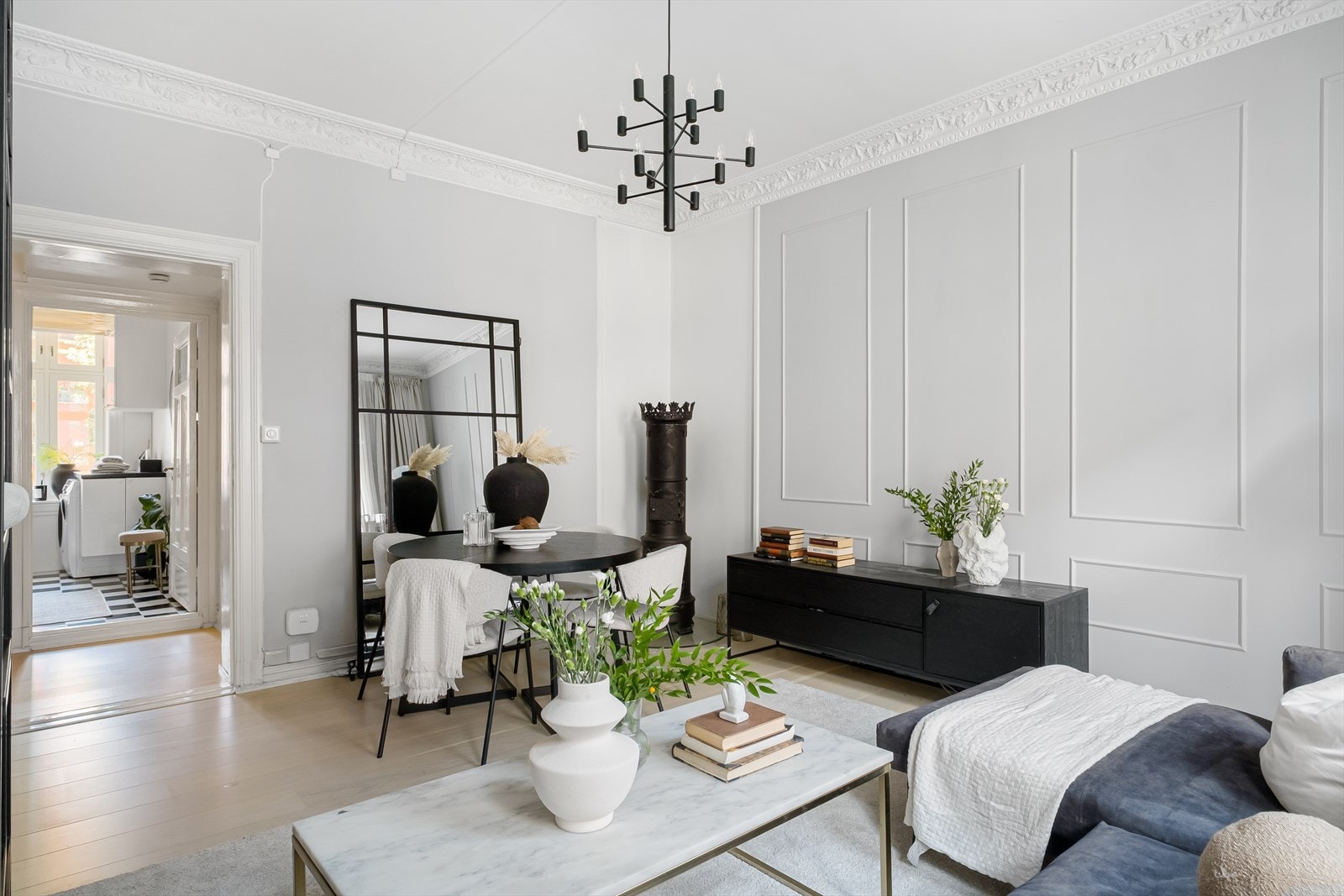 Stuen fremstår som lys og innbydende. Rommet har flere bruksmuligheter med mulighet for endring. Galleribilde