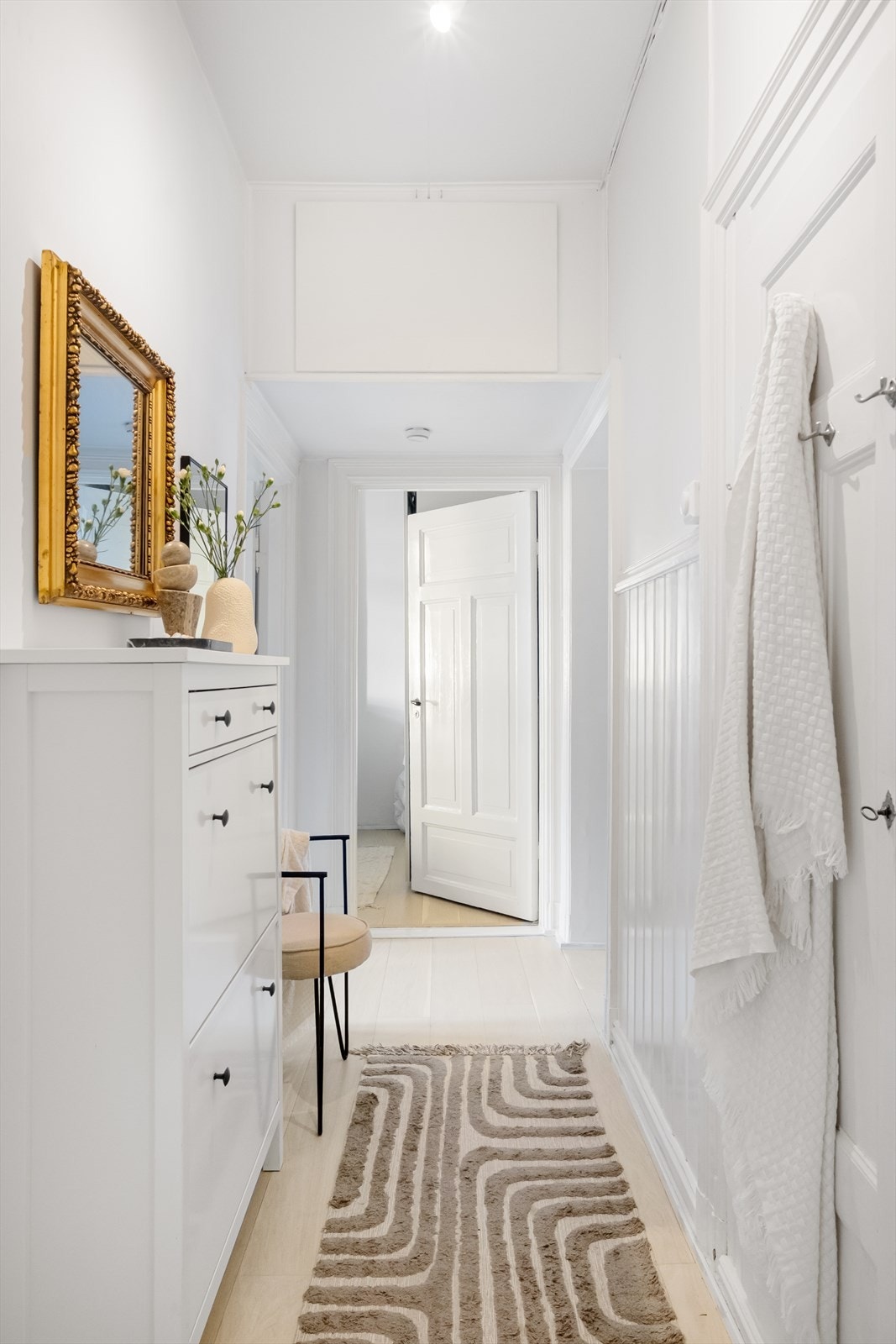 Det første som møter deg i leiligheten er en lys og innbydende entré som gir et godt førsteinntrykk av boligen. Galleribilde