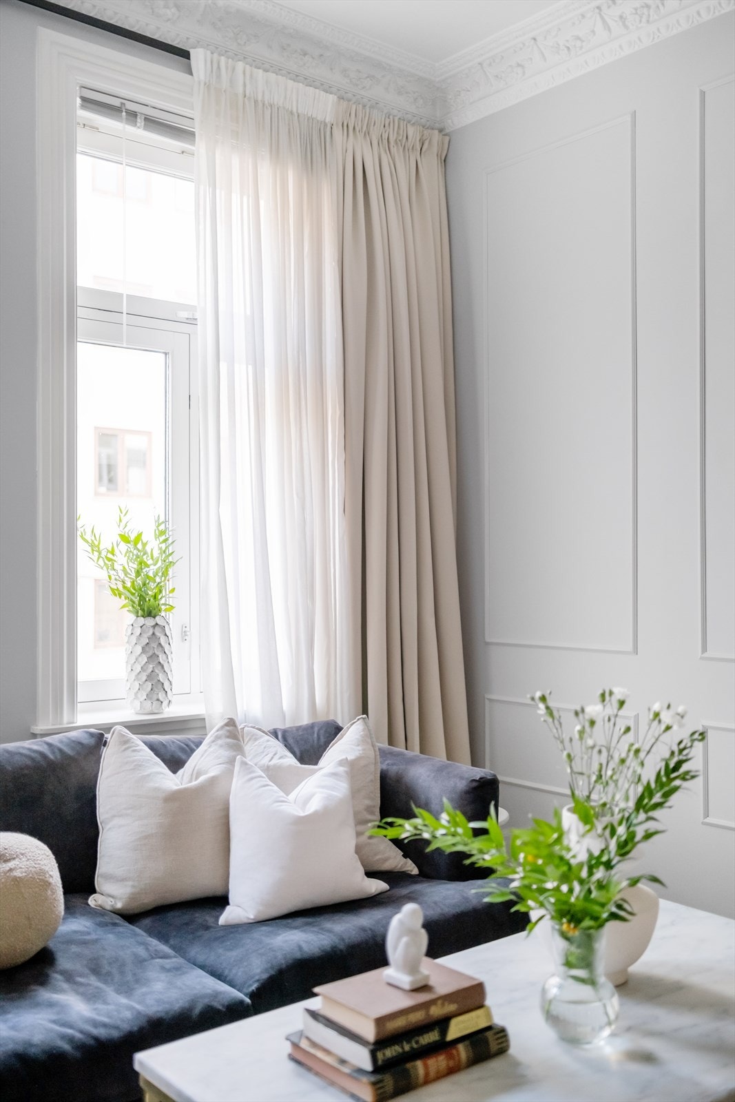 Store vindusflater som gir rikelig med naturlig luft og lys. Galleribilde