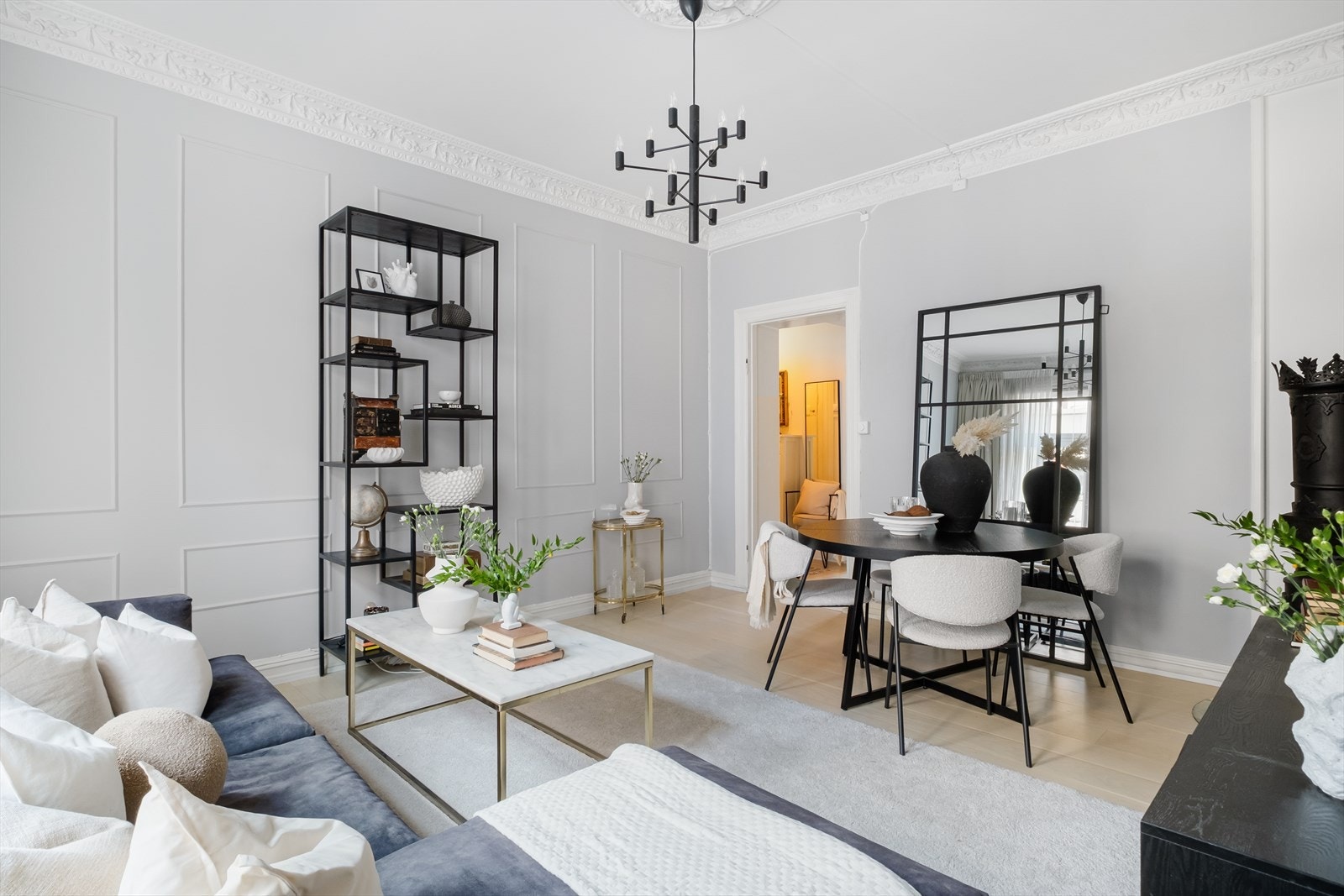 Rommets utforming understreker en sosial sone med plass til flere gjester. Galleribilde