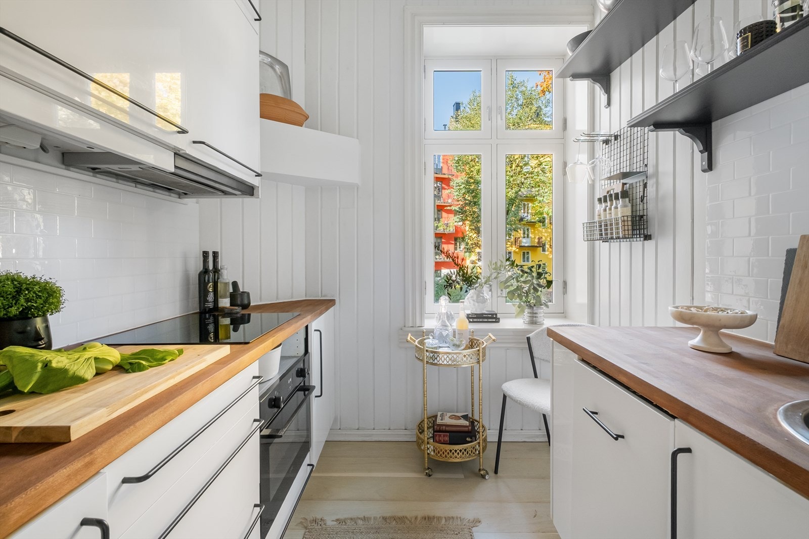 Kjøkkeninnredning med glatte fronter og heltre benkeplate med nedfelt vask- og skyllekum. Galleribilde