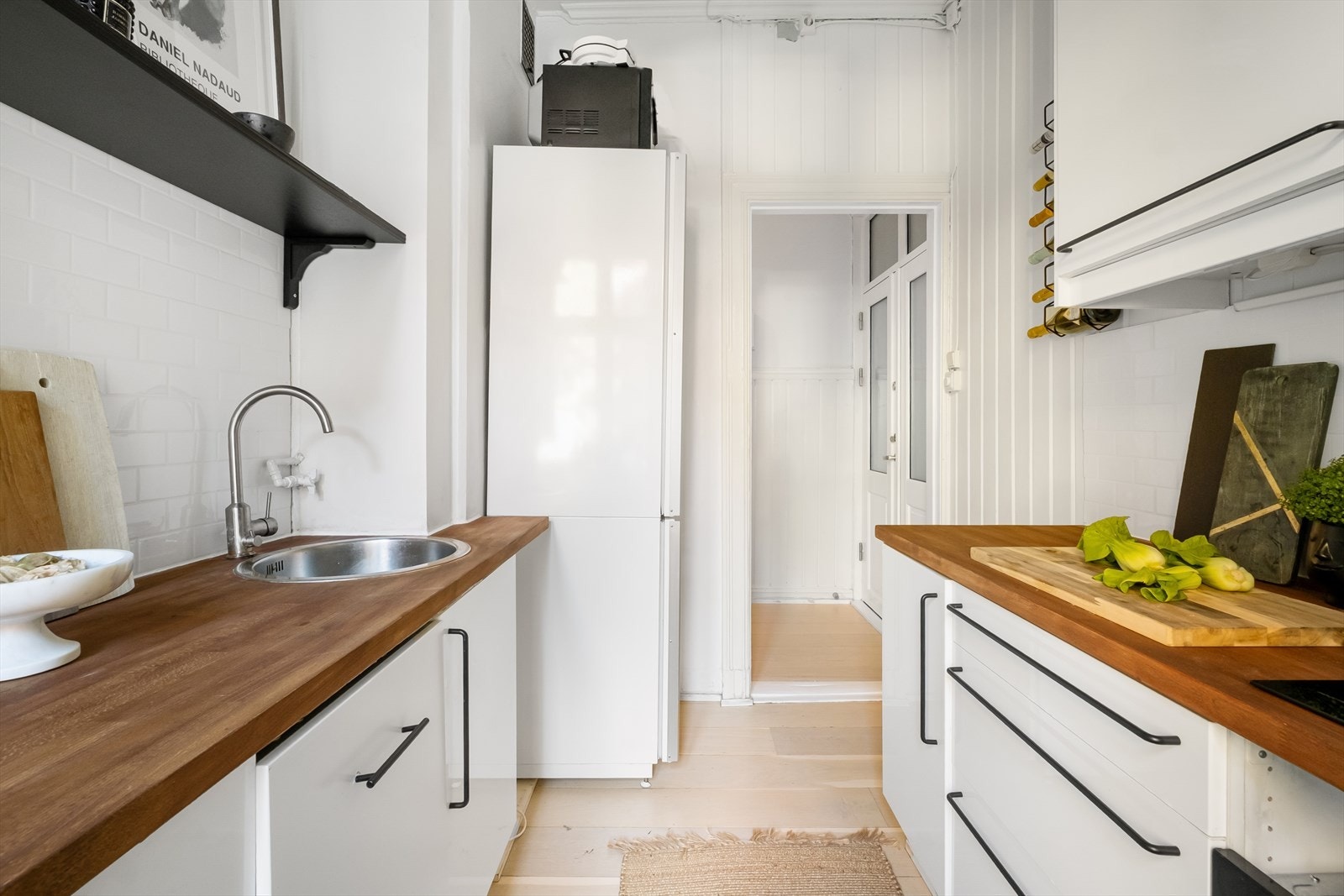 Godt med skap- og benkplass som legger til rette for en god arbeidssone. Galleribilde