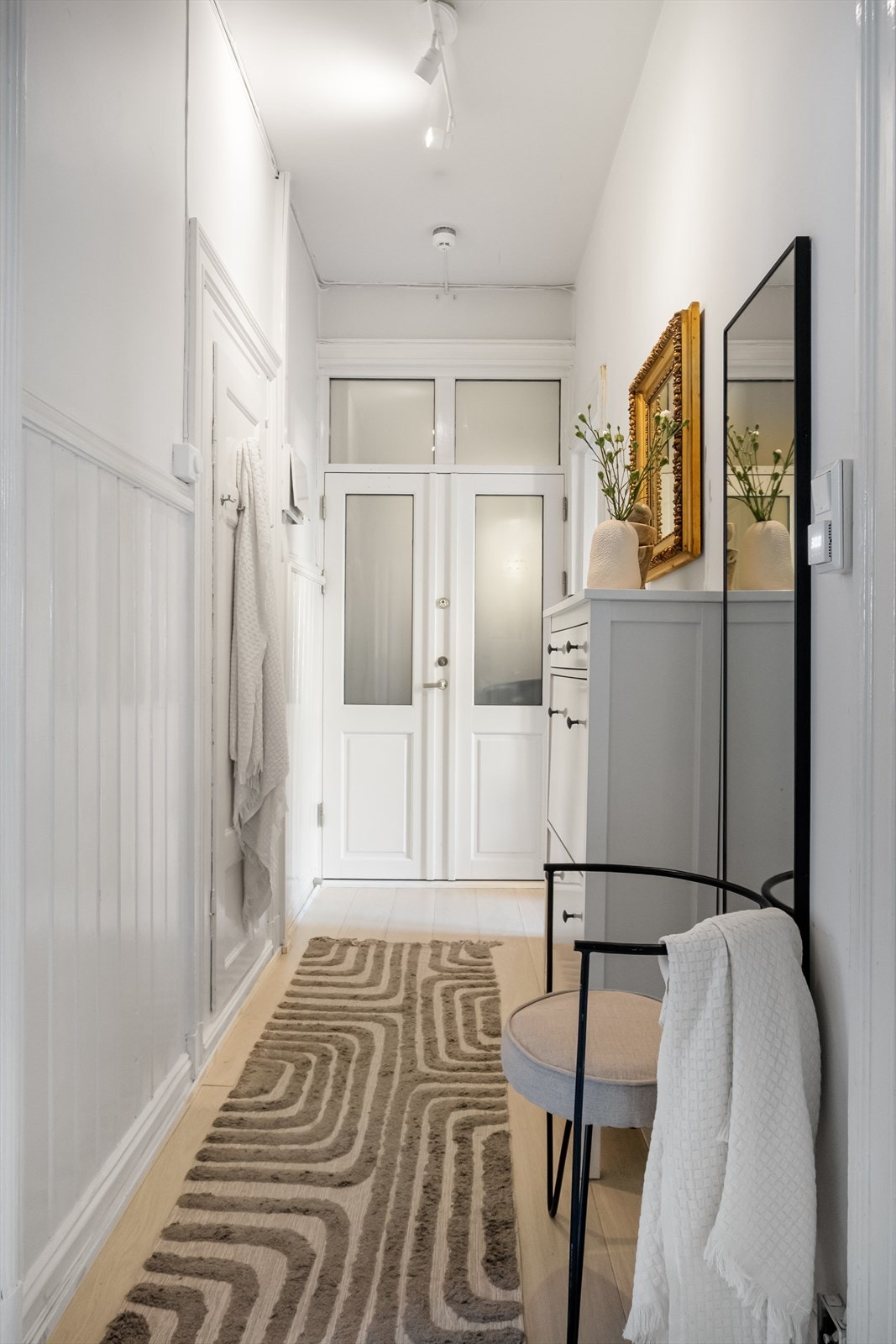 God plass til sko og yttertøy i entréen og med bod både i kjeller og på loft har du alltid ekstra lagringsplass når du trenger det. Galleribilde