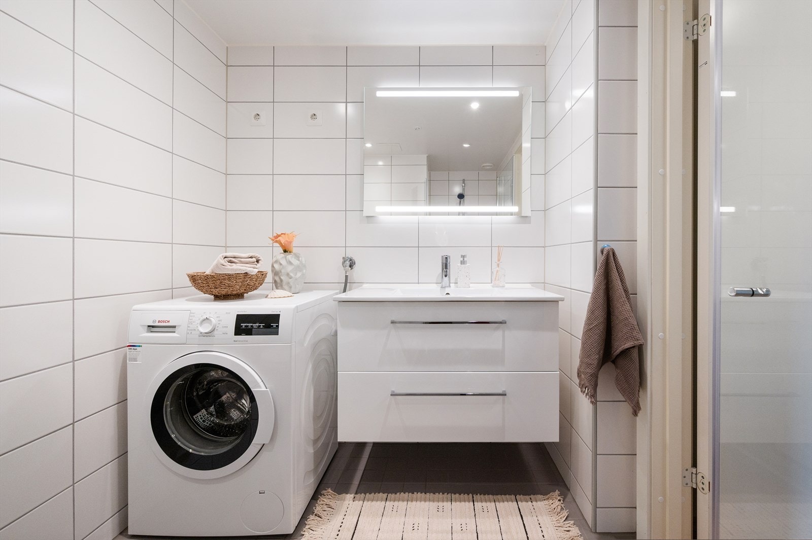 Det er vannbåren gulvvarme som gir en lun komfort. Downlights i himling. Galleribilde