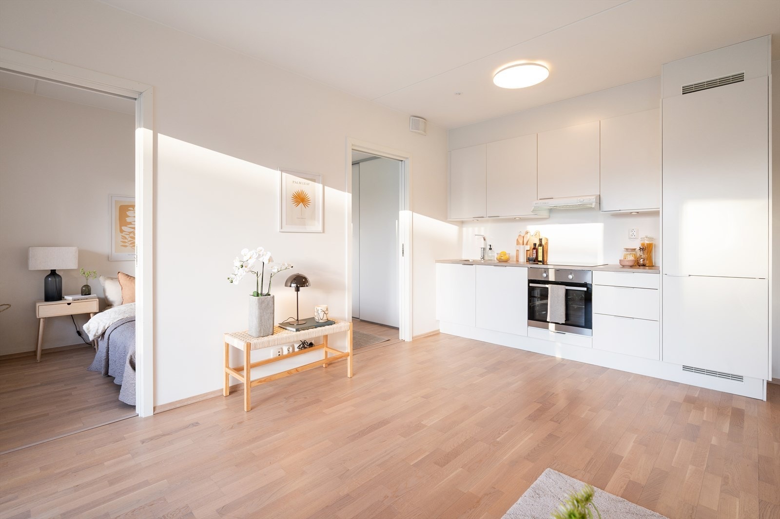 Kjøkkenet ligger i åpen løsning til stuen, og bidrar til en sosial planløsning. Galleribilde