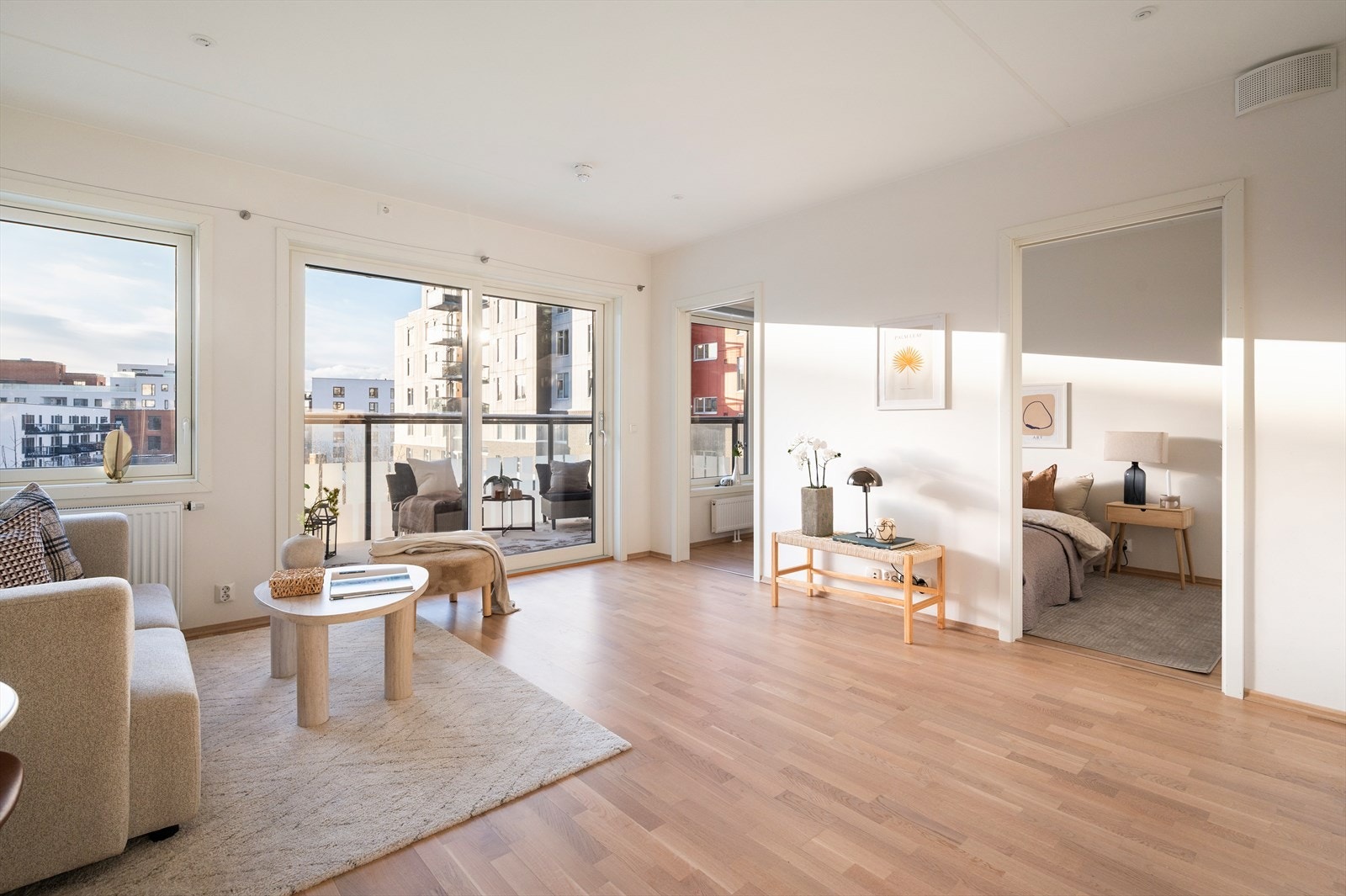 Leilighetens stue er lys og innbydende med store vindusflater som slipper inn rikelig med naturlig lys fra flere retninger. Galleribilde