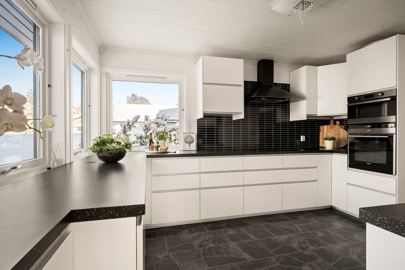 Kjøkkenet er utstyrt med integrerte hvitevarer som stekeovn, mikro og platetopp samt frittstående oppvaskmaskin og avsatt plass til kjøleskap. Galleribilde