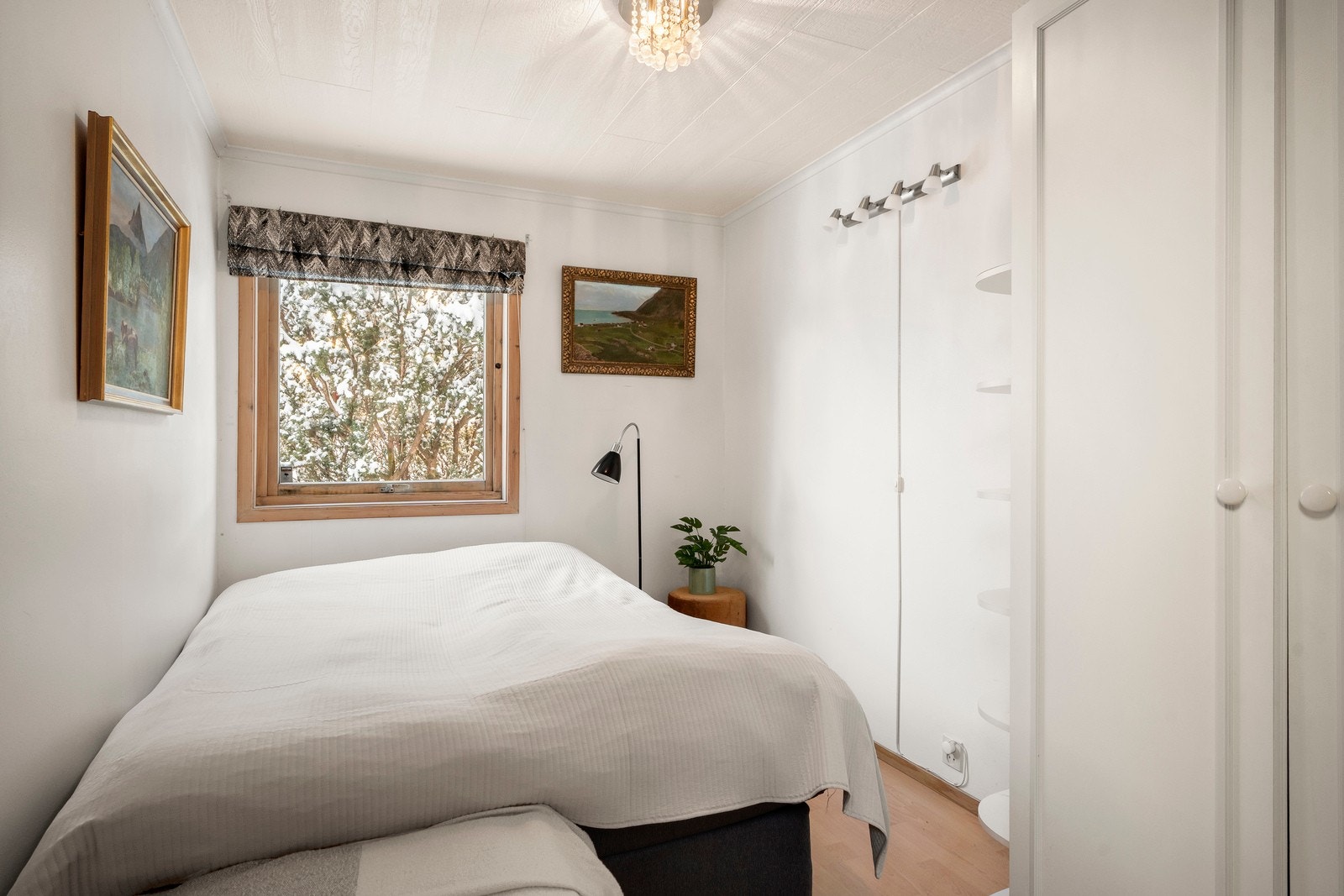 Boligen har totalt 3 soverom som i dag er innredet etter sitt bruk. Galleribilde