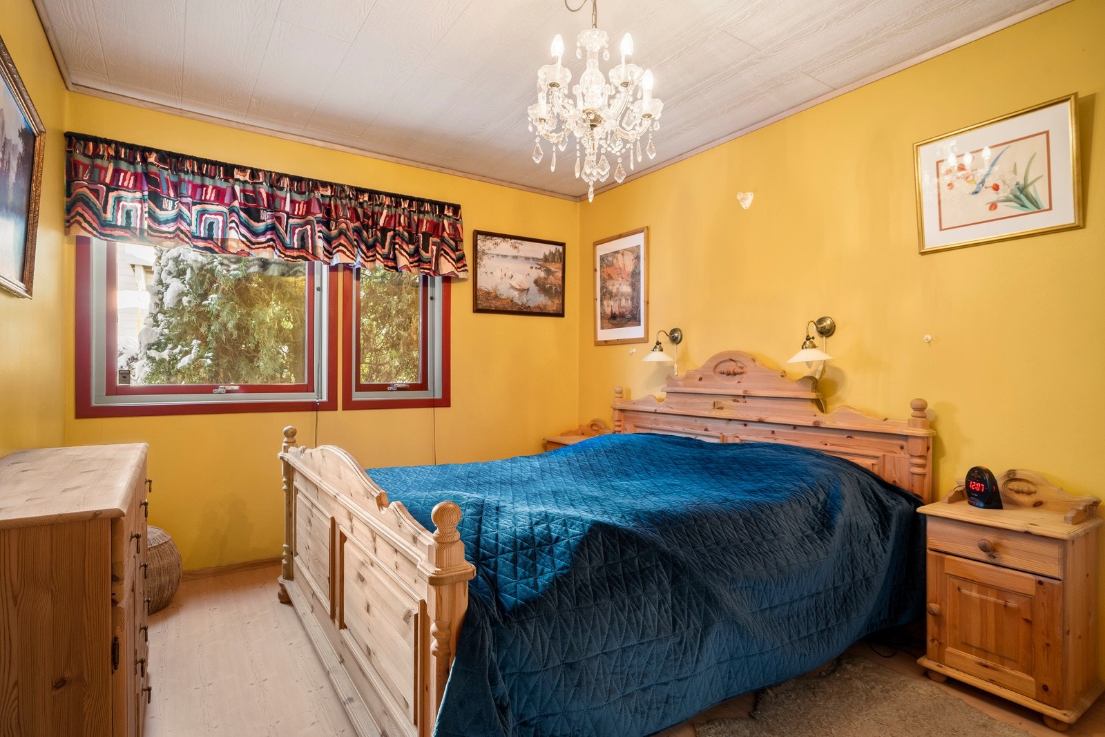 Hovedsoverommet har god plass til dobbeltseng og nattbord på hver side. Garderobeskap langs med den ene veggen. Galleribilde