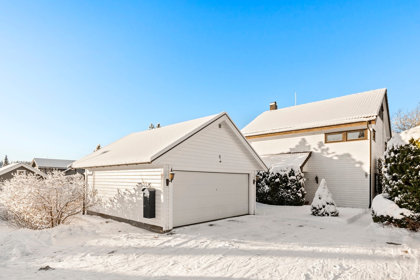 Eiendommen er pent opparbeidet med terrasser på ulike platåer, gressplen og diverse busker og planter som rammer inn eiendommen. Galleribilde
