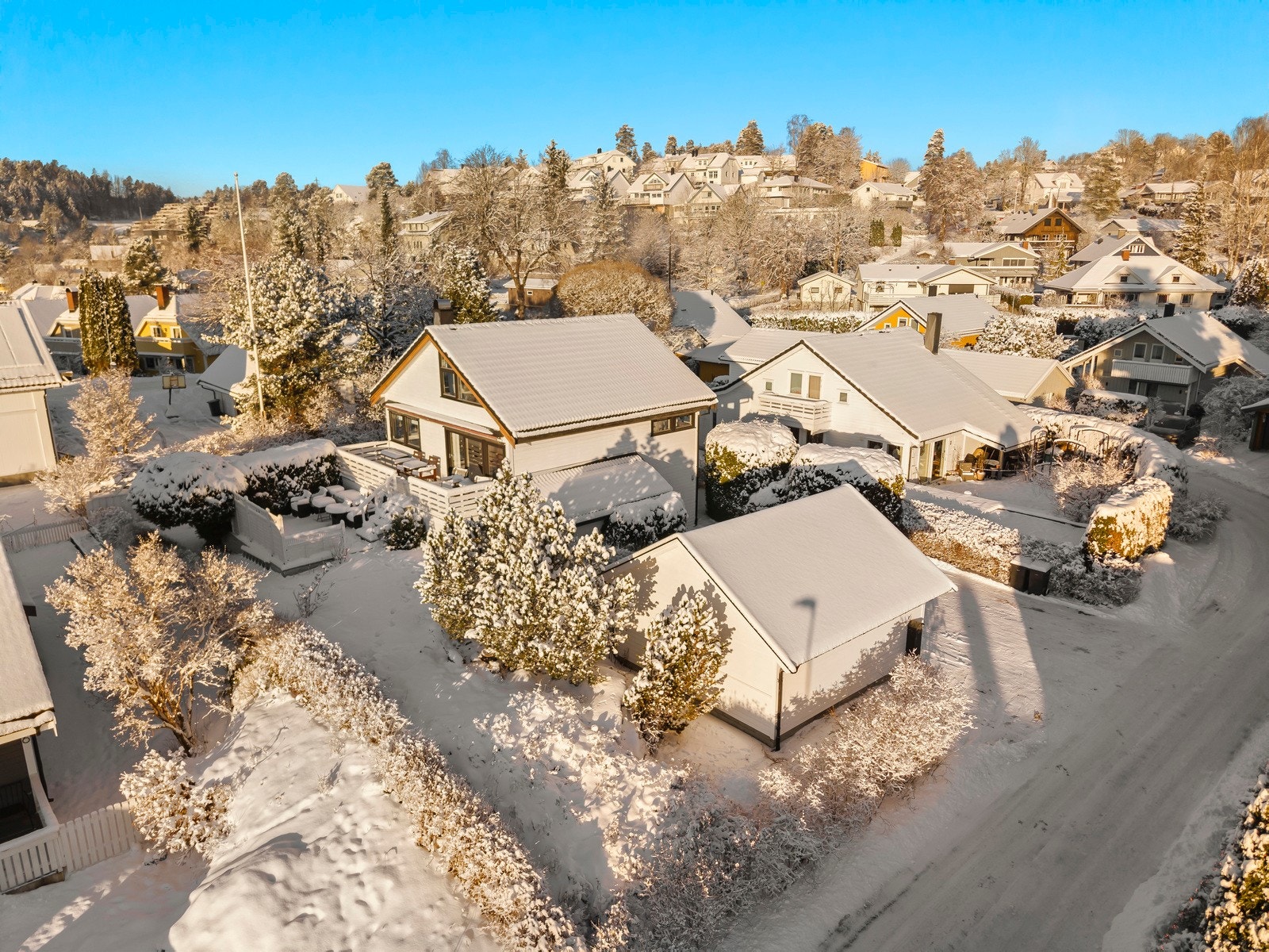 Eiendommen har også nærhet til flotte tur- og friluftsområder. Gjersjøen ligger i gangavstand fra boligen og er et yndet turmål med fine stier og koselige svaberg. Galleribilde