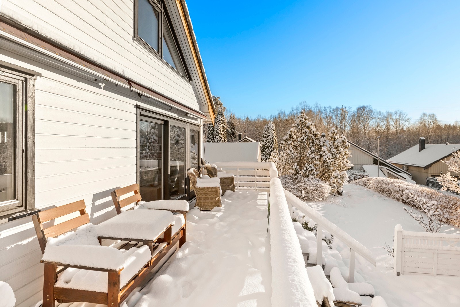 Området har et godt utvalg av servicetilbud som skoler, barnehager, dagligvare og offentlig kommunikasjon.
Kort gangavstand til Oppegård stasjon hvor du tar toget inn til Oslo på 25 minutter og 9 minutter til Ski. Galleribilde