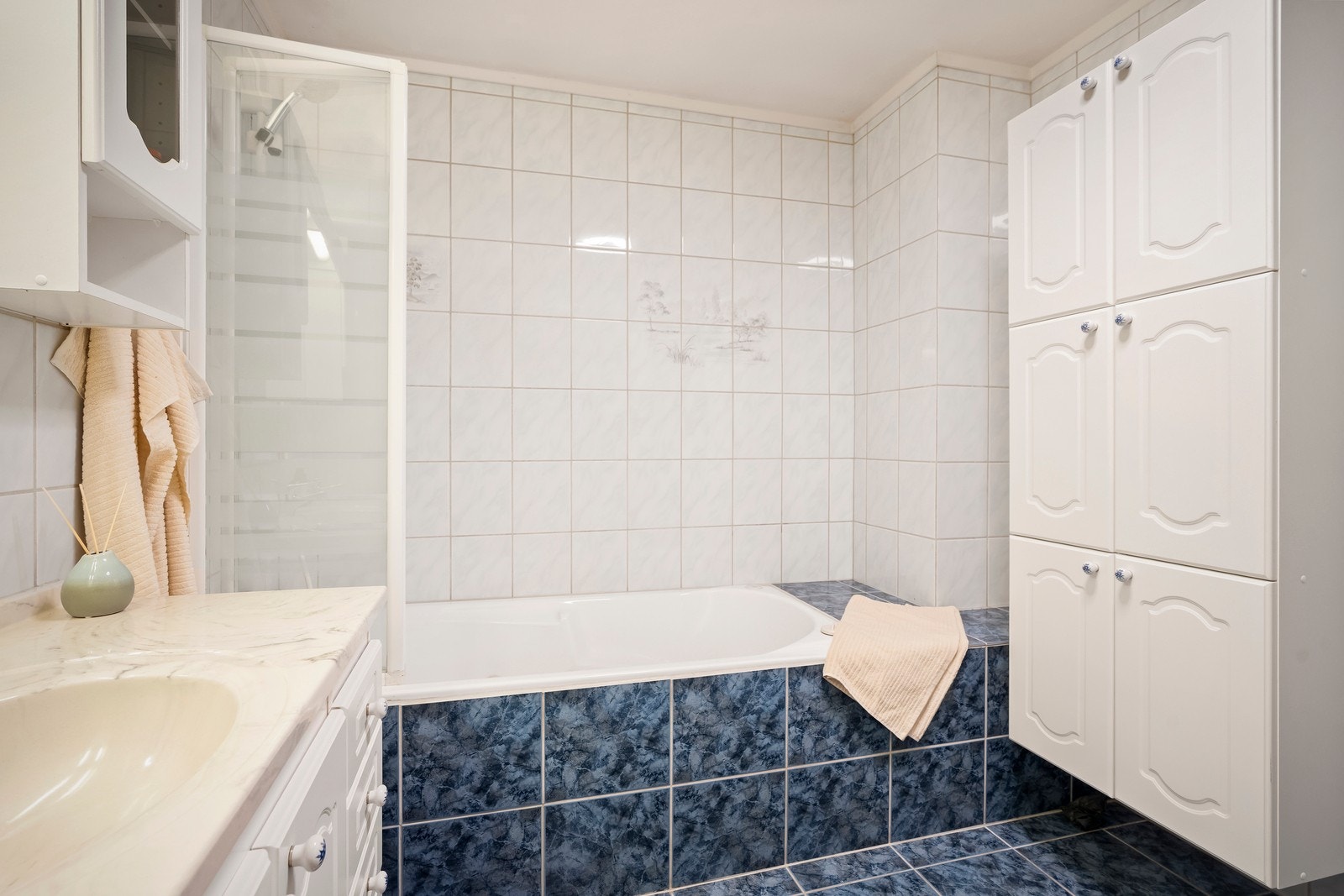 Videre er det badekar og toalett. Det er montert lyspunkt i himlingen. Galleribilde