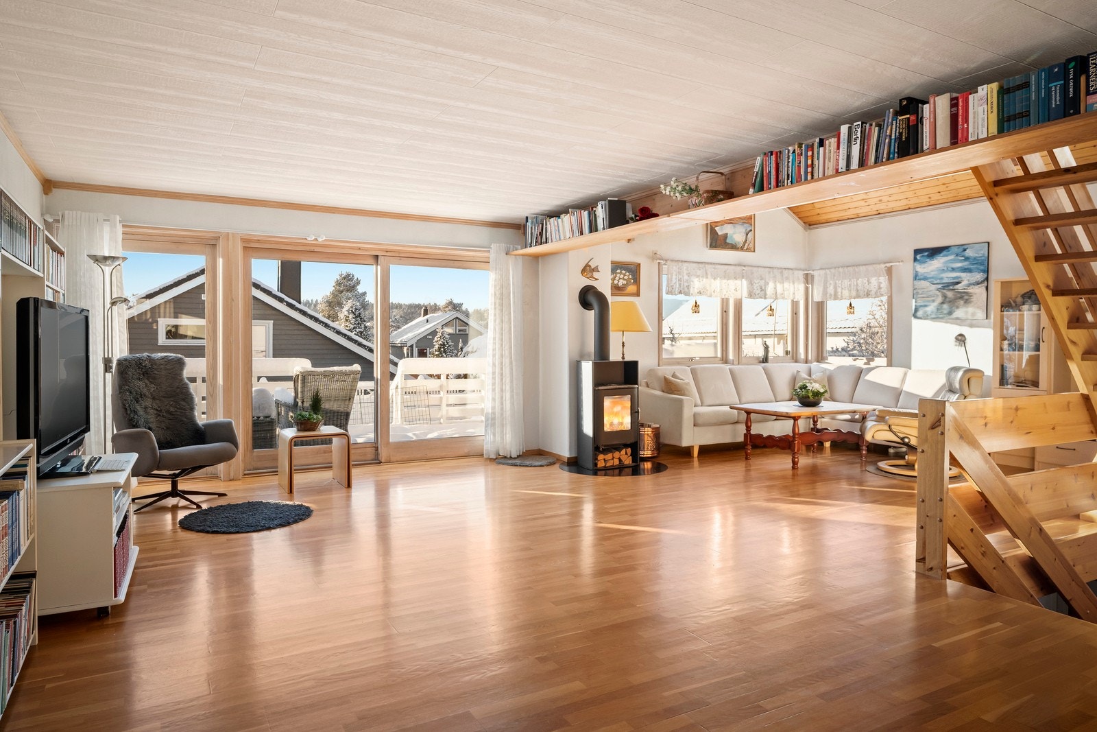 Trappen fra underetasjen fører opp til boligens 1.etasje som er boligens sosiale sone, og samlingspunkt når familie og venner kommer på besøk. Galleribilde