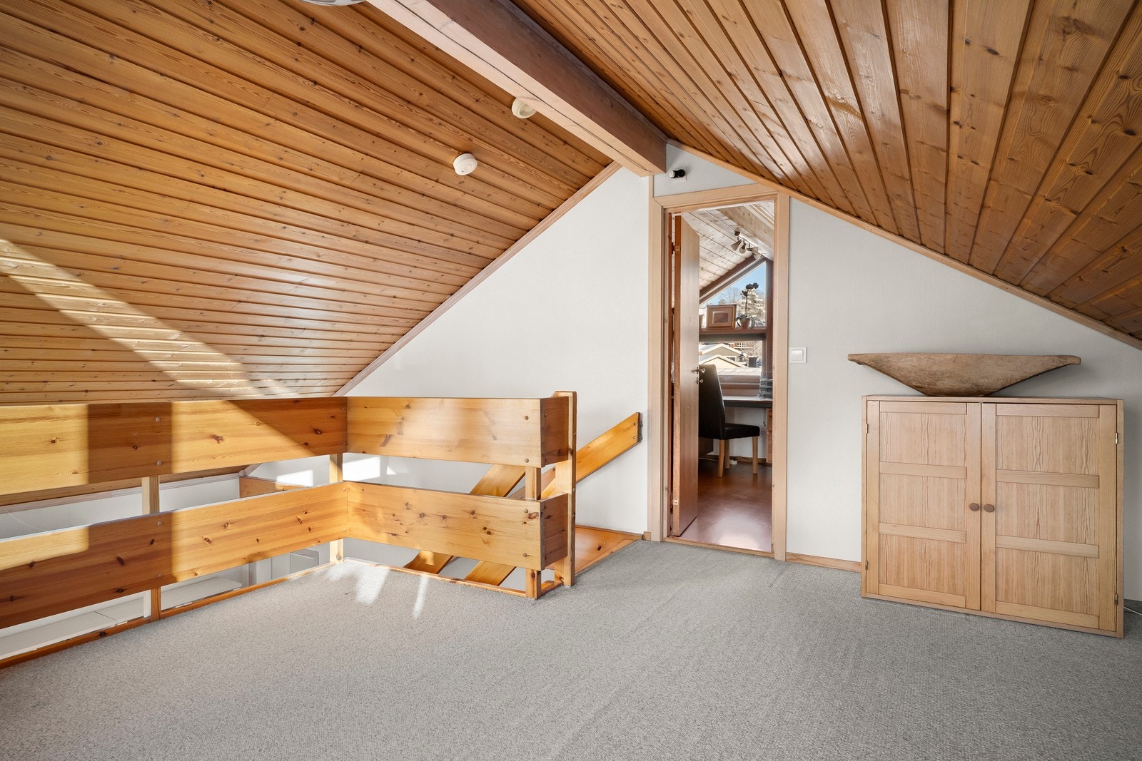 Hemsen består av en tv-stue med plass til en sittegruppe, og et kott som i dag er innredet som et kontor. Galleribilde