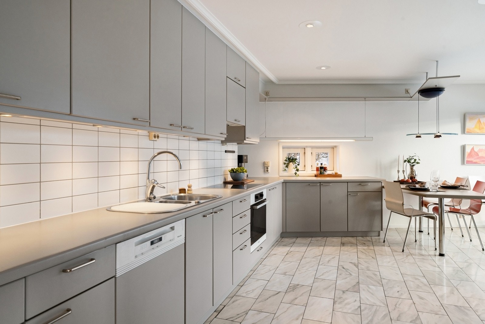 Lys, grå innredning står i stil til det flotte gulvet av italiensk marmor, med deilig varme under.