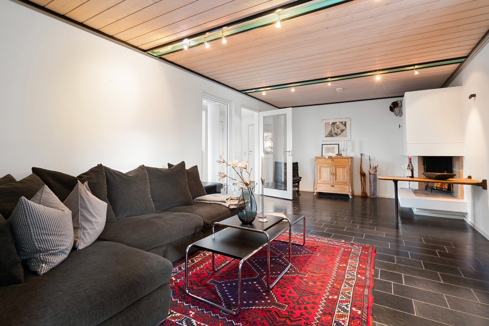 Her finnes et multimediarom (med lyddør), peisestue, vinkjeller og badstue for ekstra komfort og funksjonalitet.