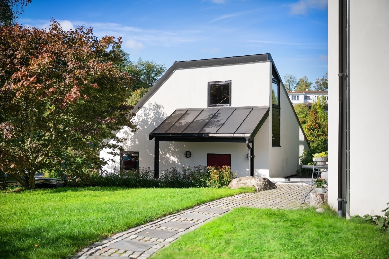 Eiendommen er signert arkitekt Randi Kvam, har tydelige ny-funkis preg og ypperlig beliggenhet i rolig blindvei.