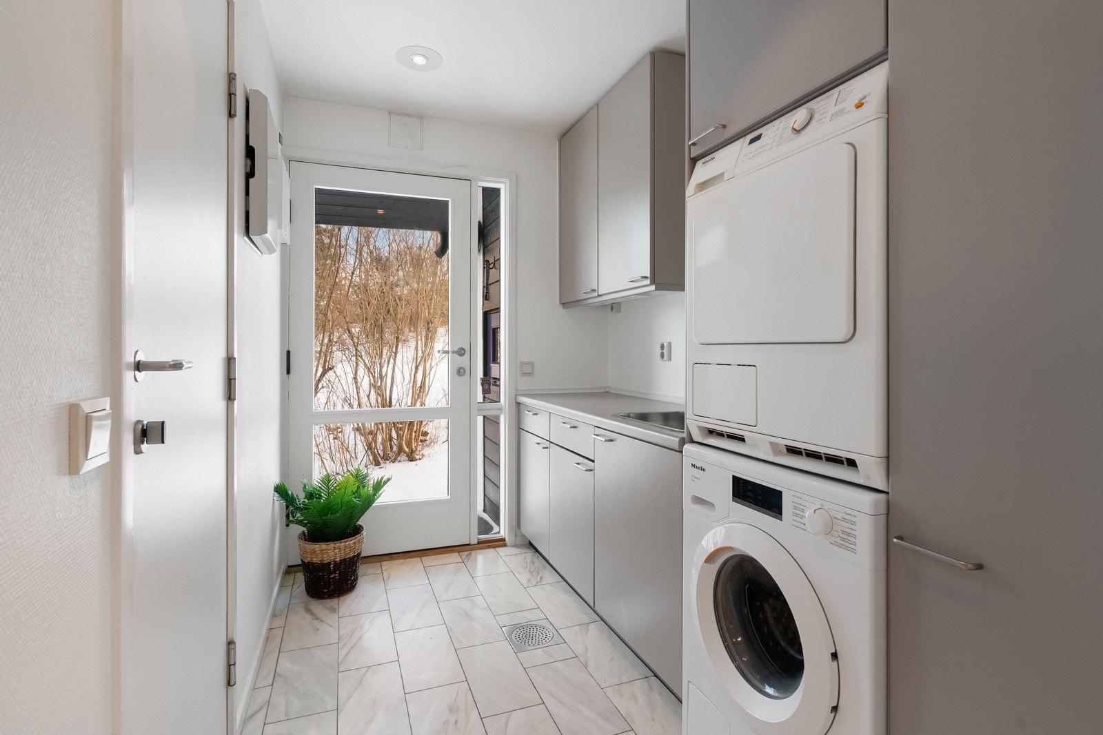 På hovedplanet finnes også et hendig vaskerom/flerbruksrom, med egen inngang.