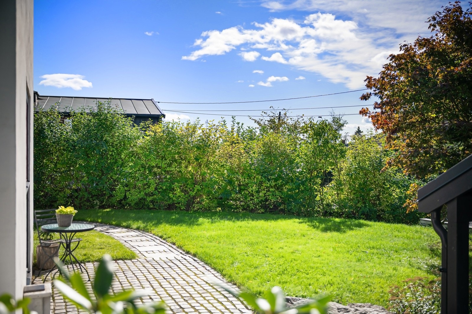 En nøye utformet tomt, med rom for både lek og selskap på varme sommerdager.