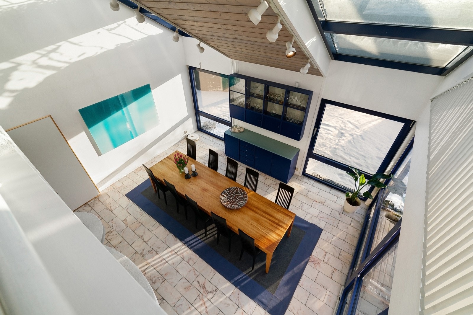 Huset oppleves som helhetlig og svært godt gjennomtenkt med arkitektoniske detaljer som bidrar til en variert opplevelse av lys og utsikt i de ulike rommene.