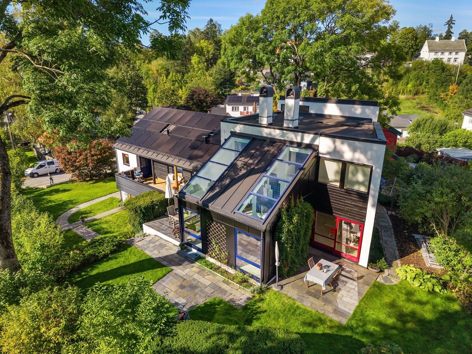 Husets planløsning over tre plan er fleksibel og godt tilpasset det moderne familielivet.