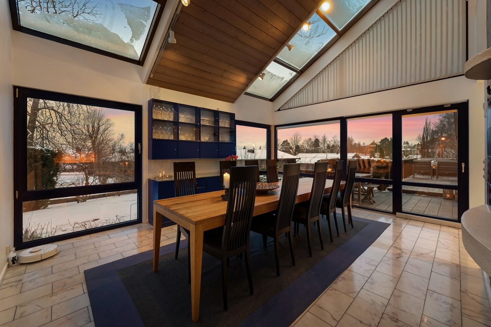 Her er det god plass til spisegruppen og rom for gjester.