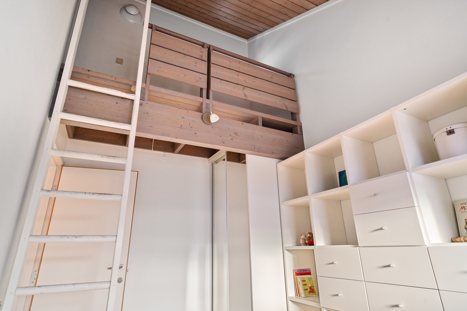 Barnerommene er designet med sove- og lekehems under skråtaket, noe som gir en spennende og praktisk bruk av rommet.