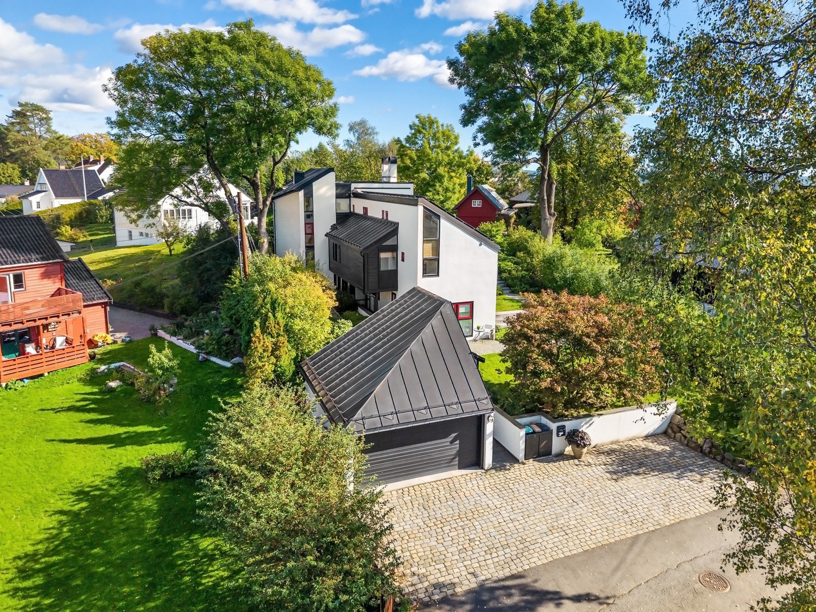 For elbil-eiere er det installert en Easee-lader i garasjen med en kraftig transformator, som sikrer effektiv og rask lading.