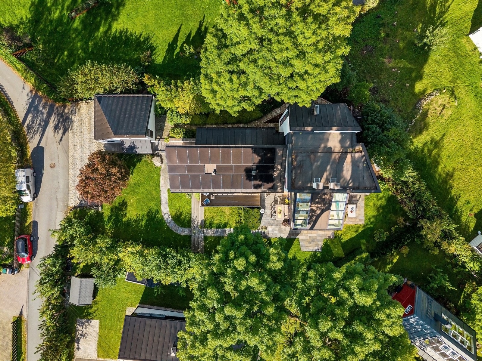 Hus og garasje er trukket lengst opp i nord for å frigjøre mest mulig til brukbart utenomhusareal.