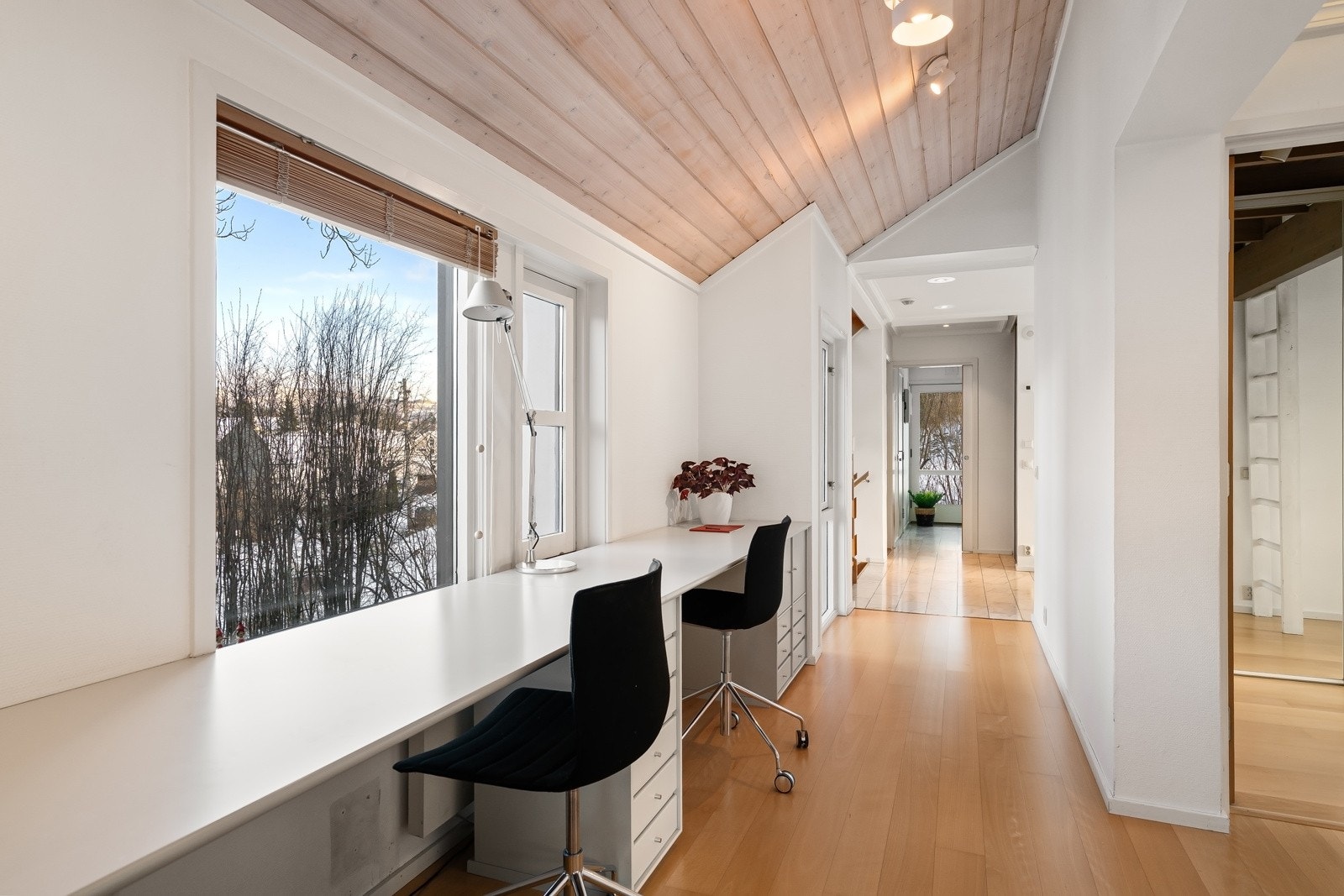 Husets hoveddel har totalt 3 gode soverom.