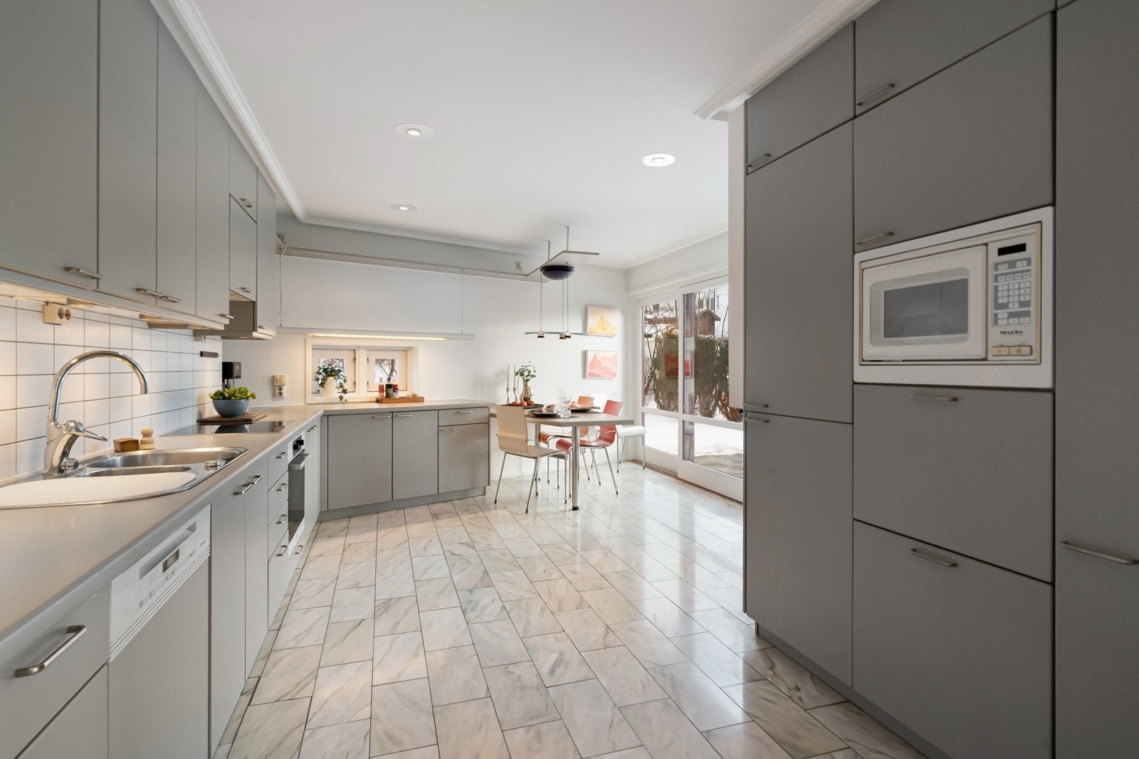 Integrerte hvitevarer inkluderer keramisk koketopp, stekeovn, mikrobølgeovn, oppvaskmaskin og kjøl/frys,