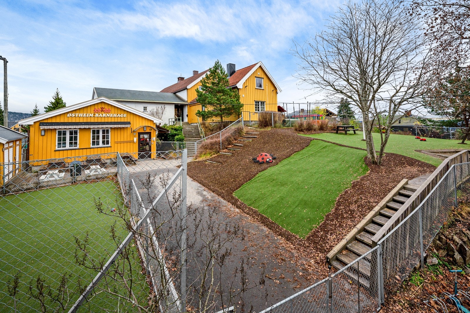 Populære Østheim barnehage ligger rett ved barneskolen.