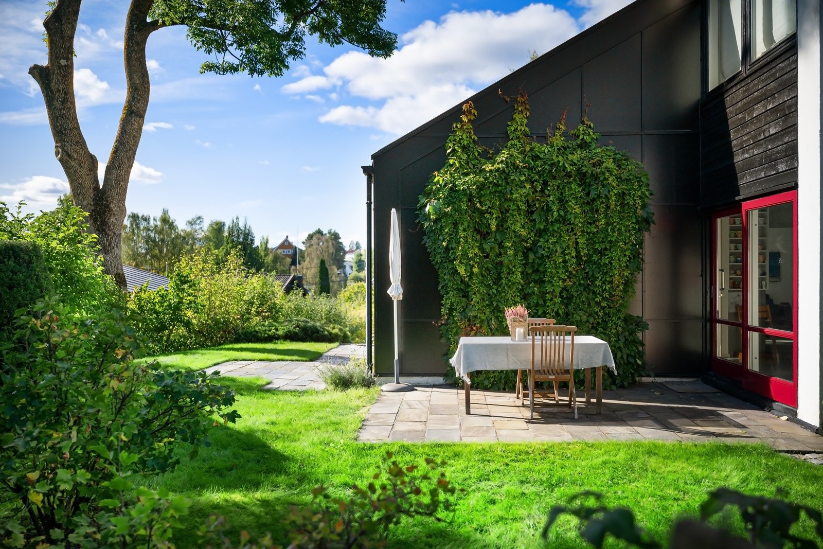 Flere, solrike uteplasser, hvor den store, parkmessige hagen spiller hovedrollen.