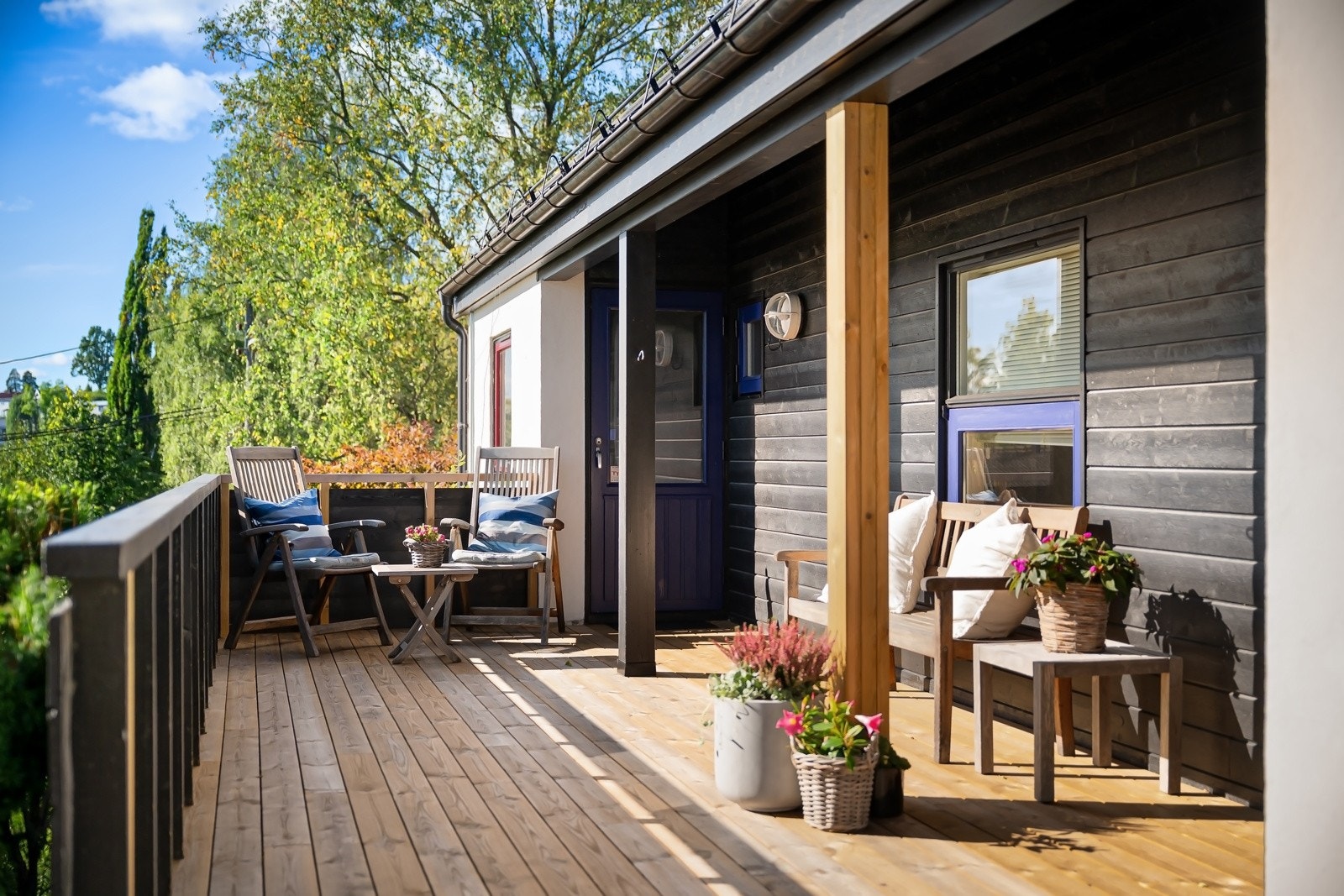 Balkongen med utgang fra hovedsoverommet er 16,7 m² stor og har en trekonstruksjon med terrassebord på overflaten.
