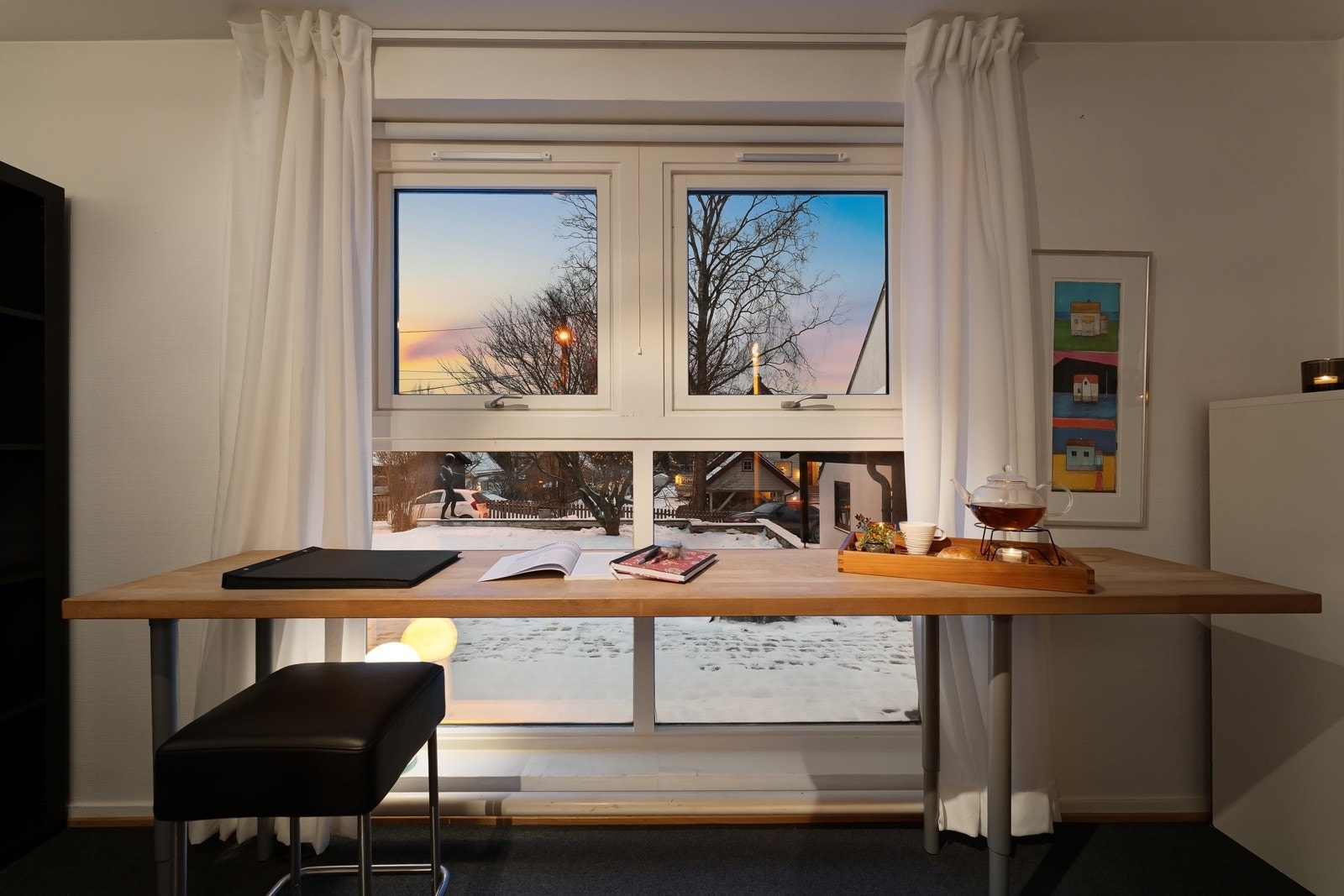 Hybelen har eget strømabonnement som gir fleksibilitet for utleie, men den kan fint også brukes som gjesterom eller en praktisk ungdomsavdeling.