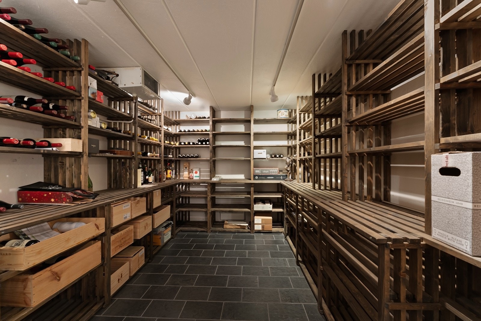 Underetasjen også på svært gode lagringsmuligheter, i både vinrom med temperaturregulerende kjøleaggregat, bod og teknisk rom.